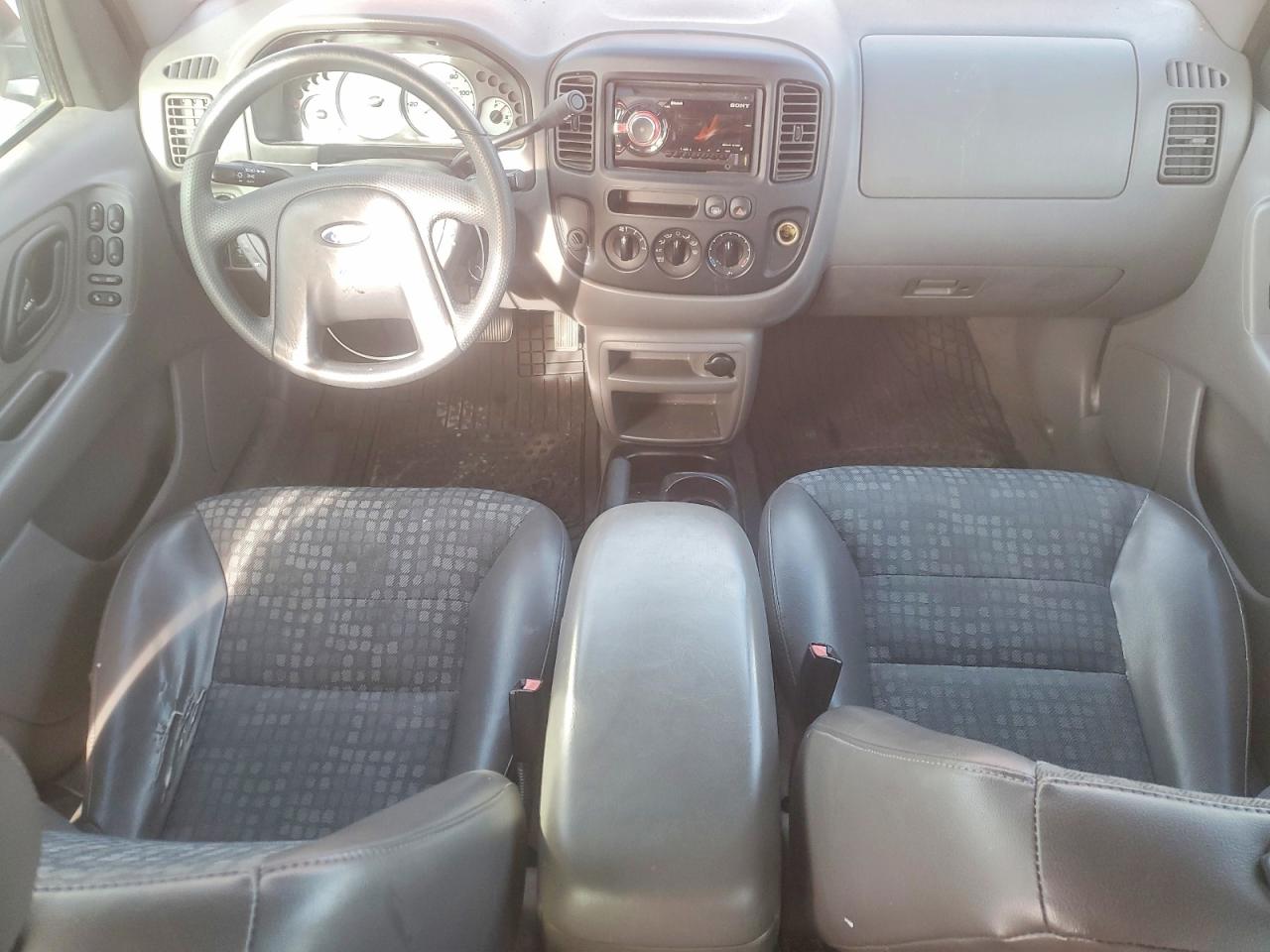 2002 Ford Escape Red vin: 1FMYU01162KD84030