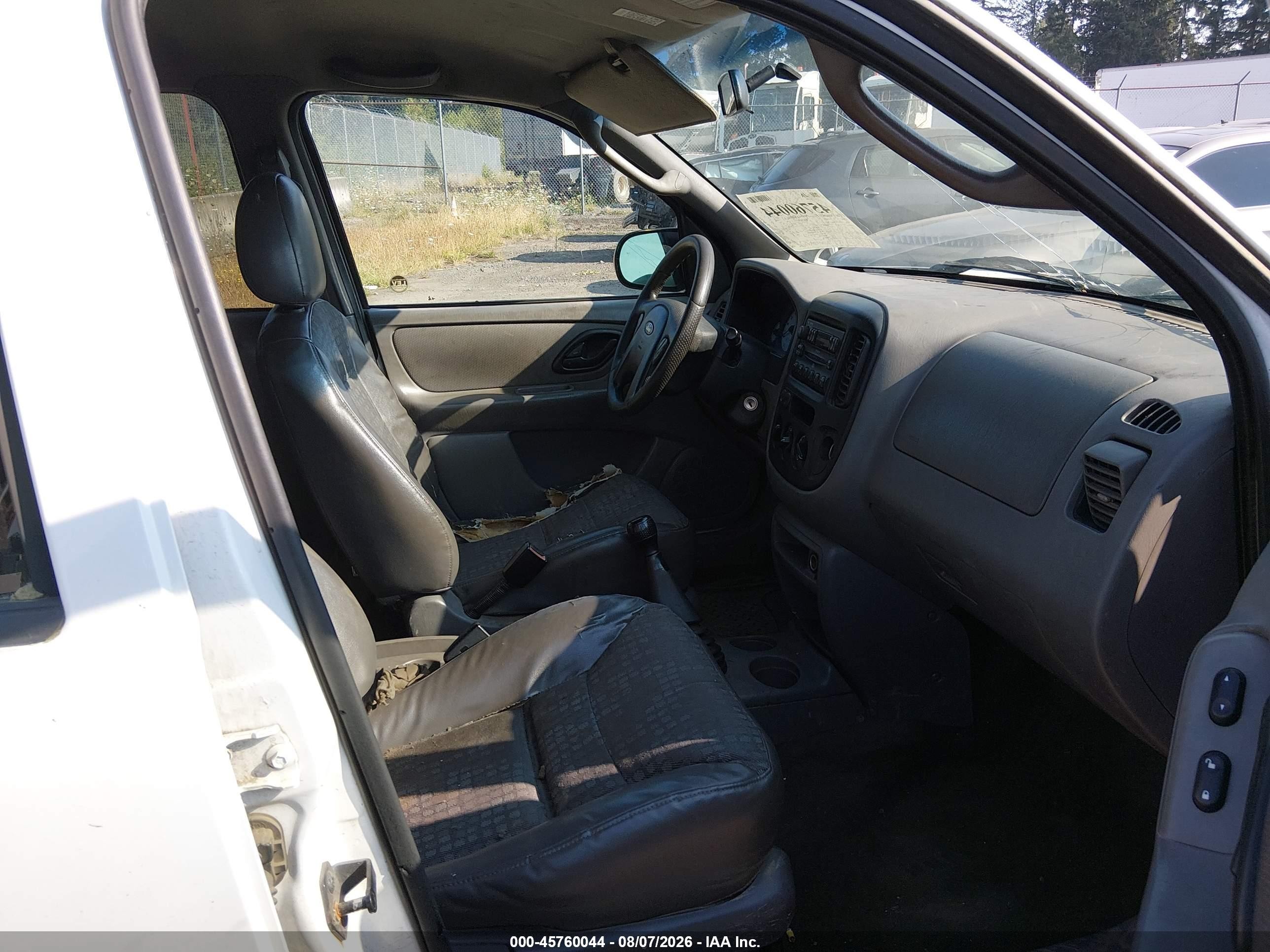 2002 Ford Escape Xls White vin: 1FMYU01B12KA70150