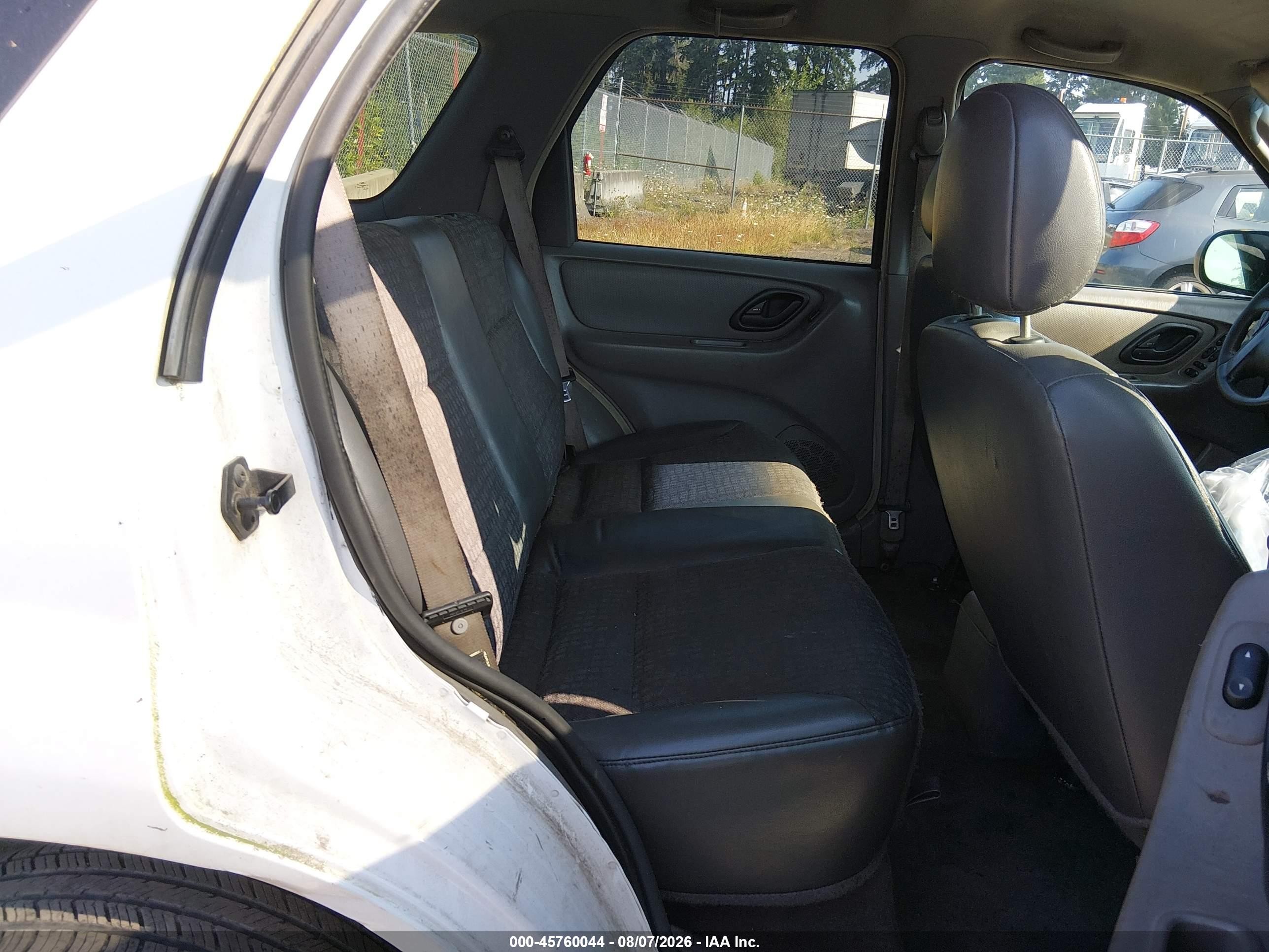 2002 Ford Escape Xls White vin: 1FMYU01B12KA70150