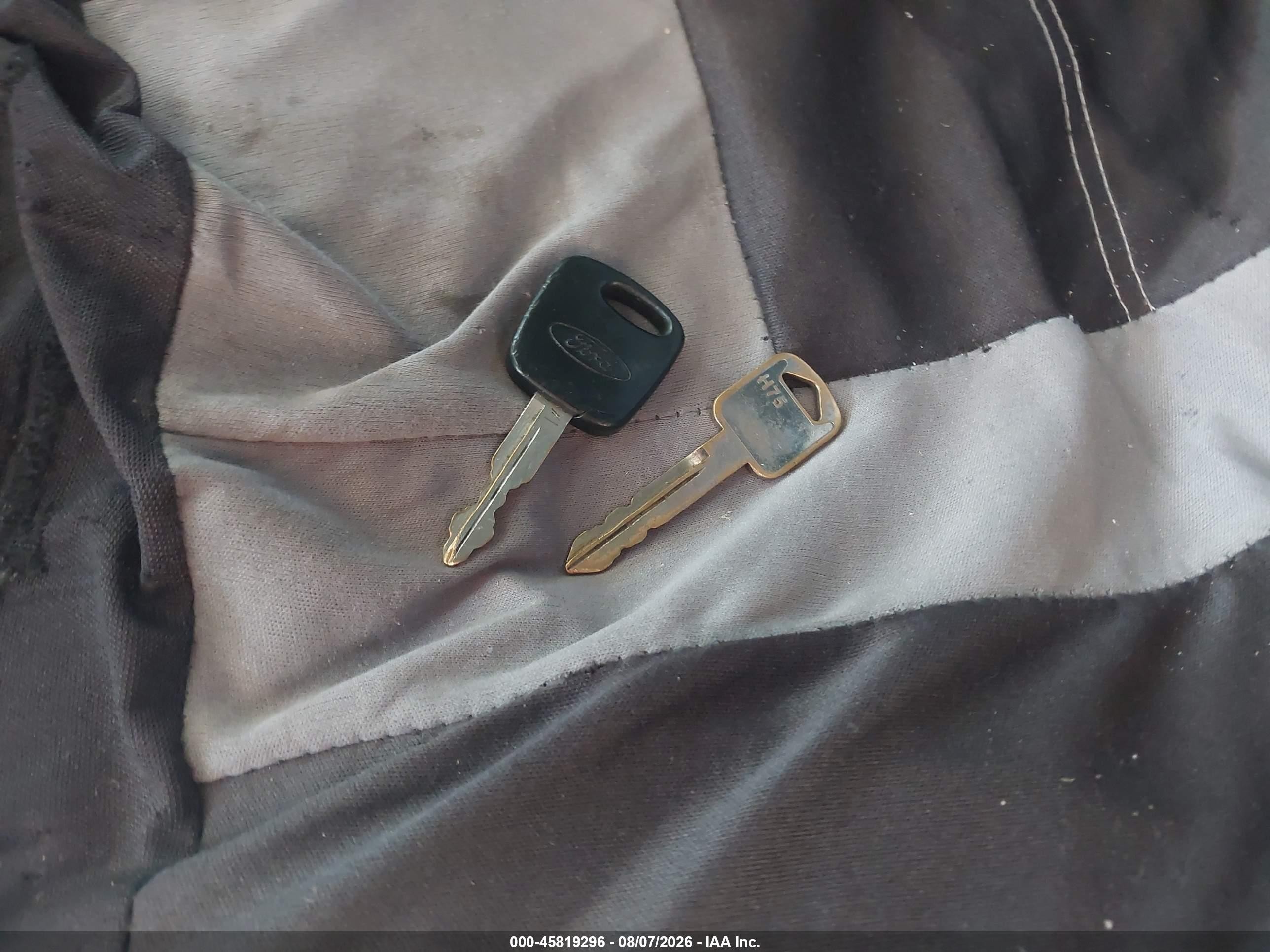 2004 Ford Escape Xls White vin: 1FMYU02144KA33781
