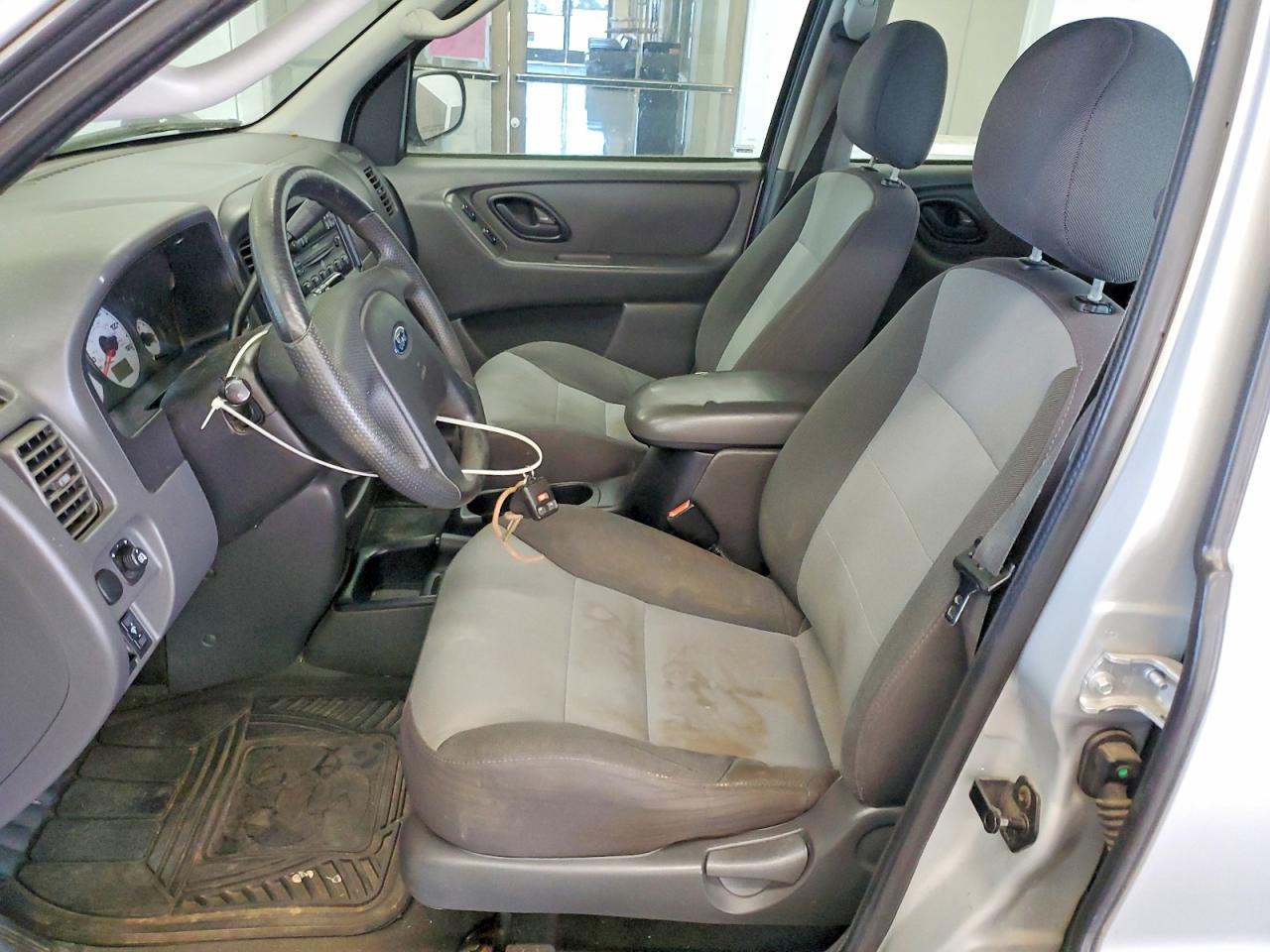 2004 Ford Escape Xls Silver vin: 1FMYU021X4KA15608