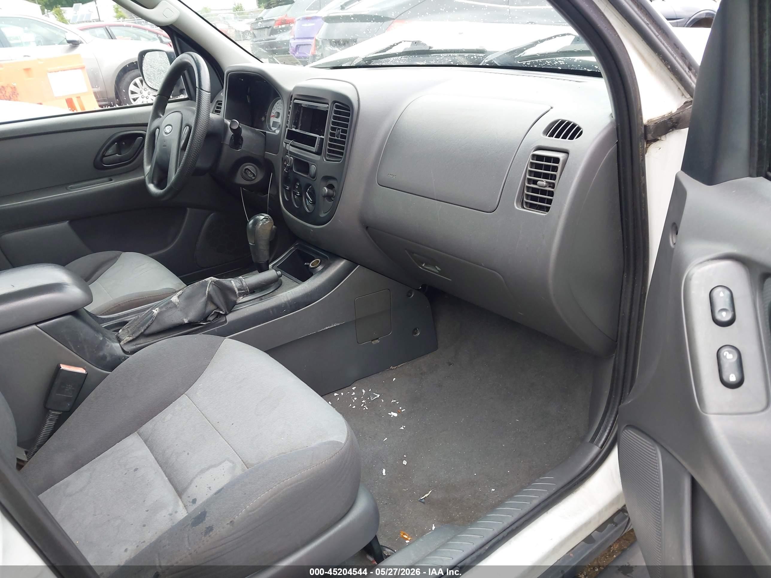 2005 Ford Escape Xls White vin: 1FMYU02Z45KA53178