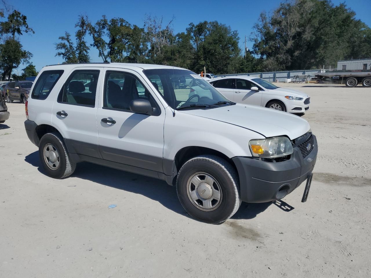 2005 Ford Escape Xls White vin: 1FMYU02Z55KB19172