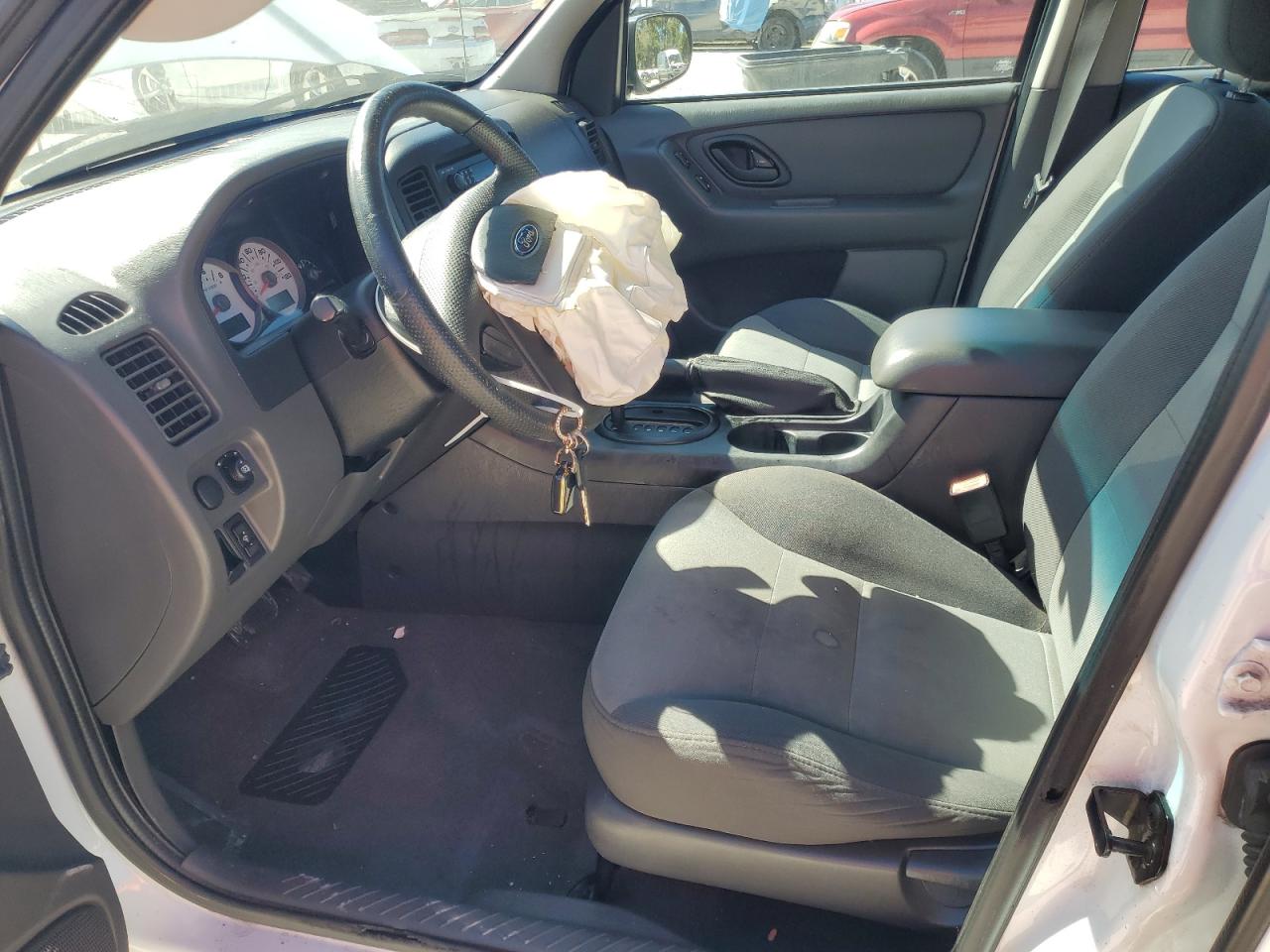 2005 Ford Escape Xls White vin: 1FMYU02Z55KB19172