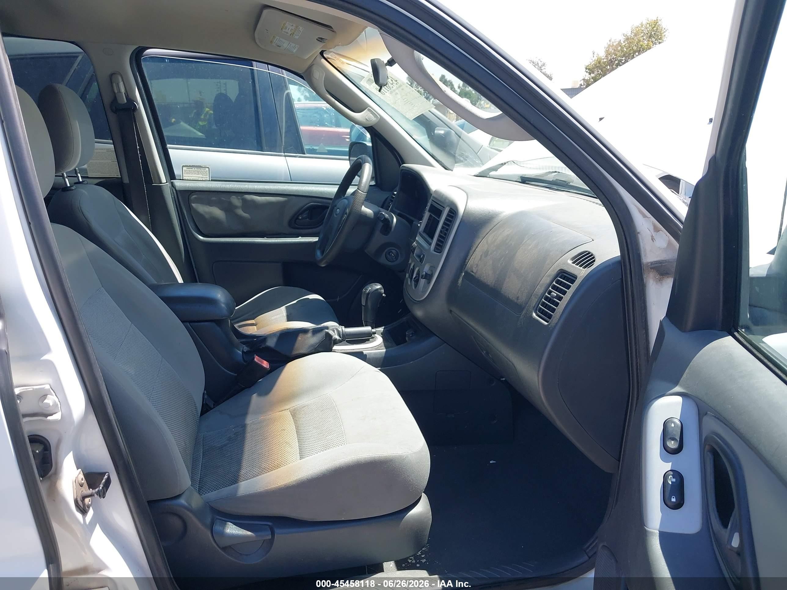 2005 Ford Escape Xlt White vin: 1FMYU03125KB23950