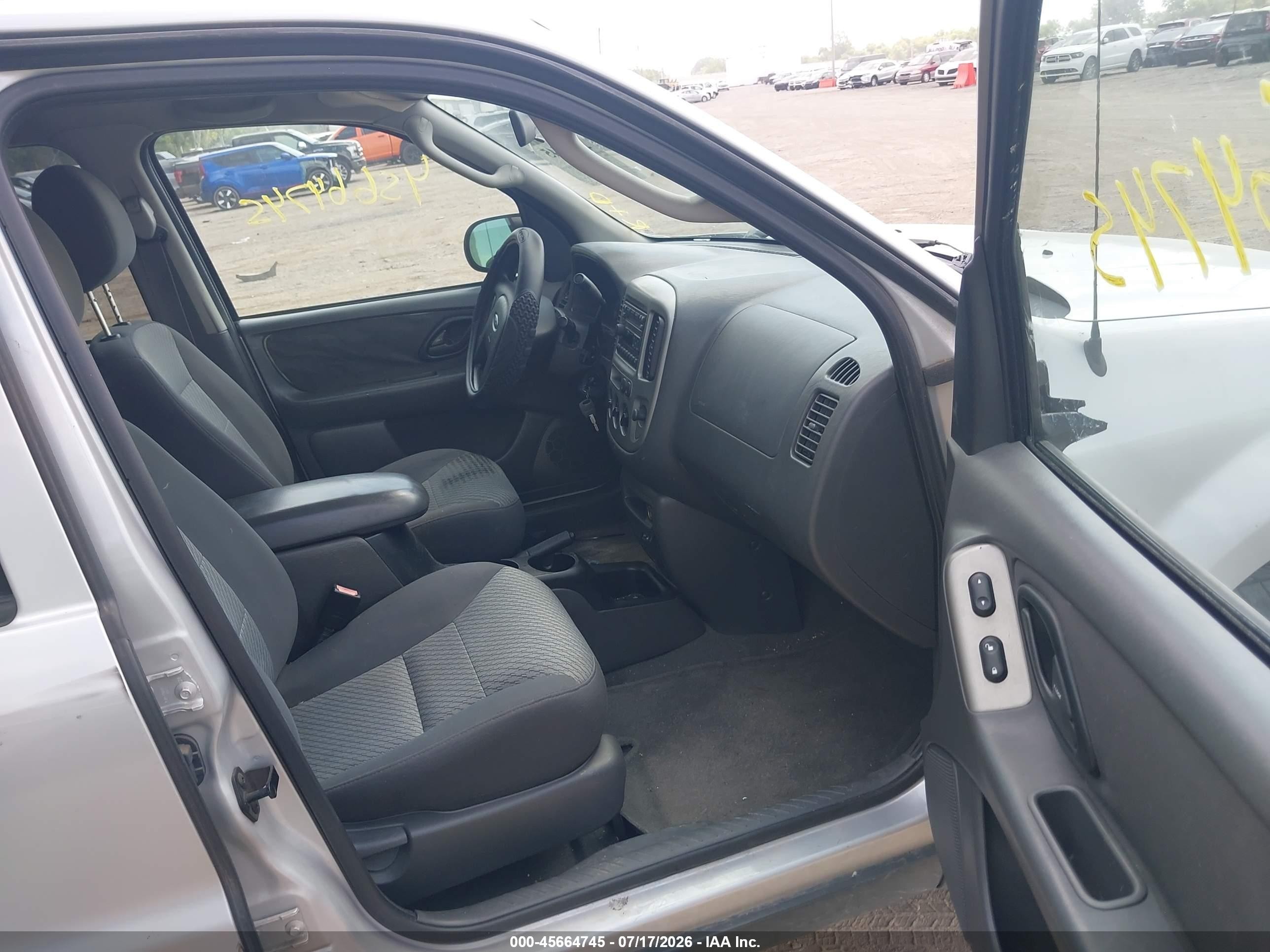 2004 Ford Escape Xlt Silver vin: 1FMYU03164DA19447