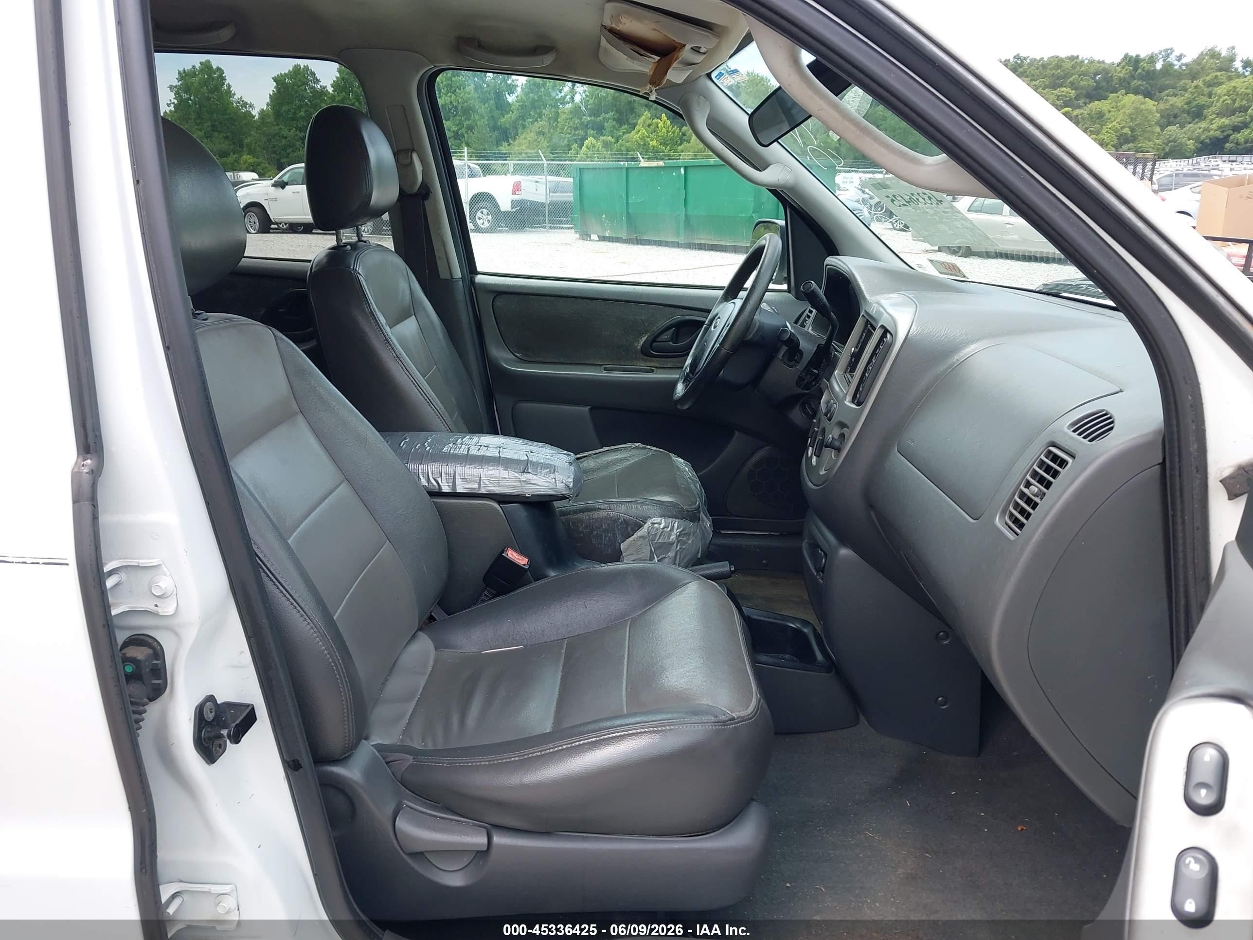 2004 Ford Escape Xlt White vin: 1FMYU03174KA80852
