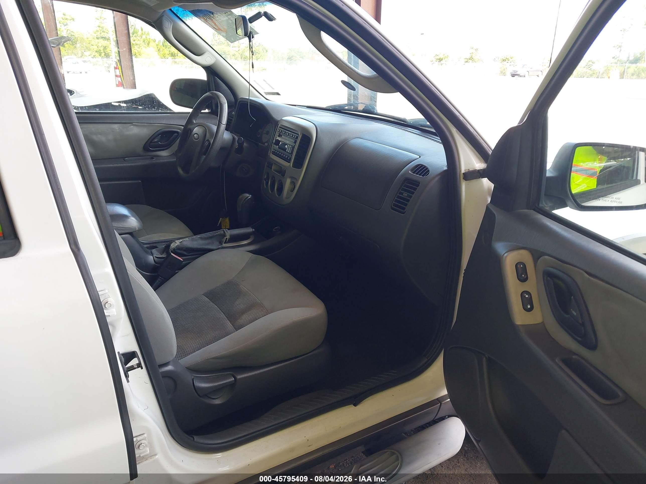 2005 Ford Escape Xlt White vin: 1FMYU03195KE17507