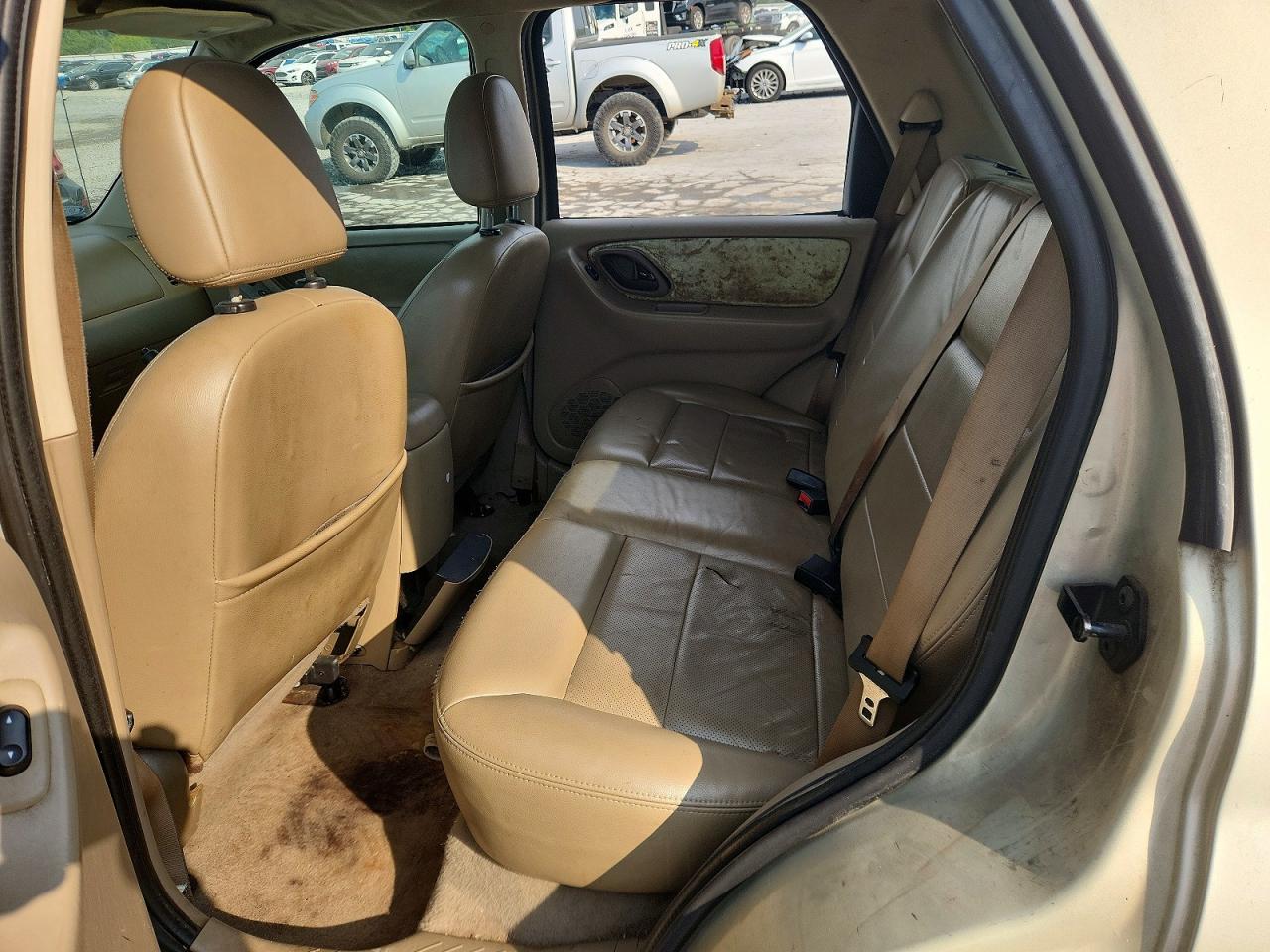 2005 Ford Escape Желто-коричневый vin: 1FMYU04125KB43095