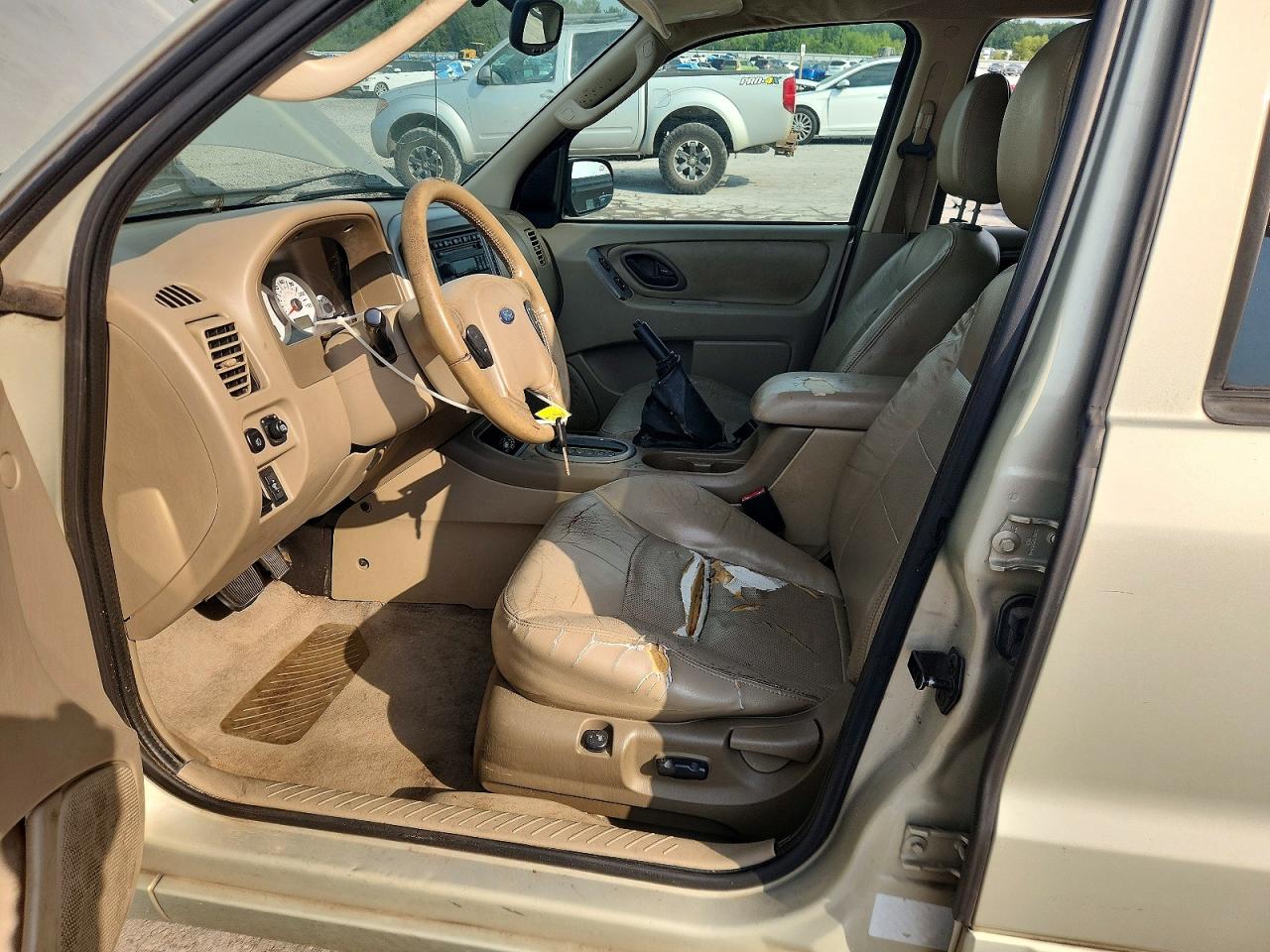 2005 Ford Escape Желто-коричневый vin: 1FMYU04125KB43095