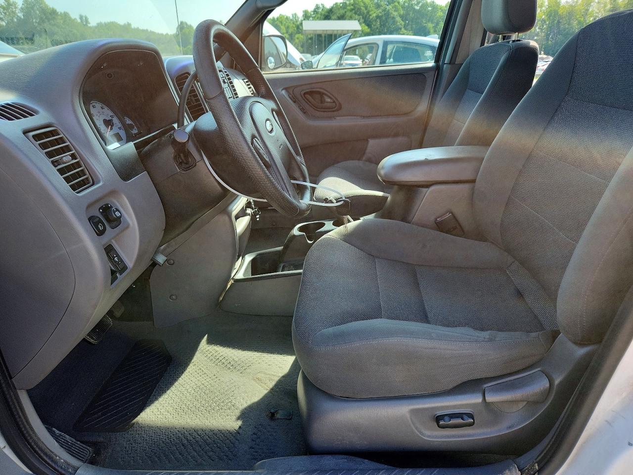 2002 Ford Escape Xlt White vin: 1FMYU04152KA25232