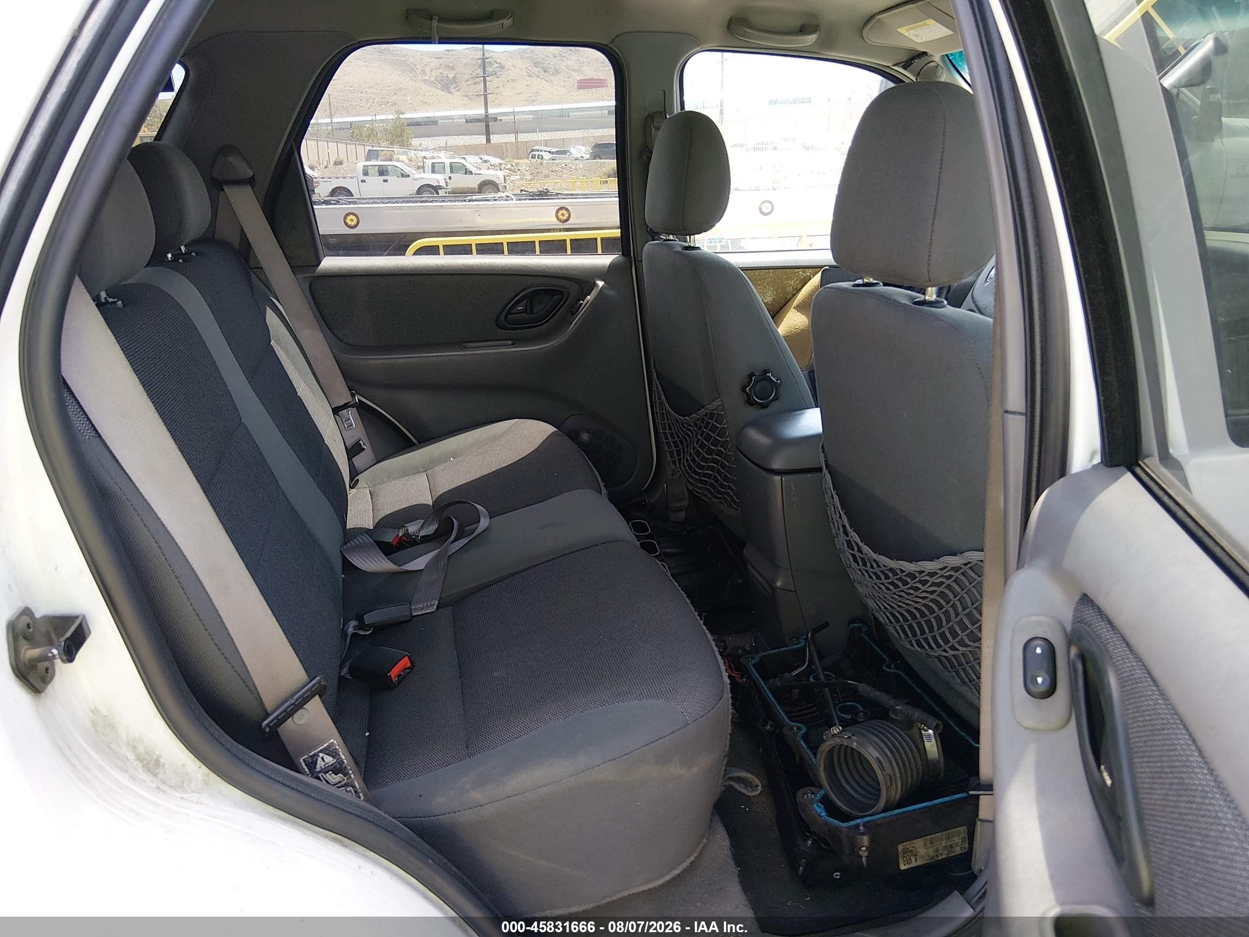2002 Ford Escape Xlt White vin: 1FMYU04152KD98643
