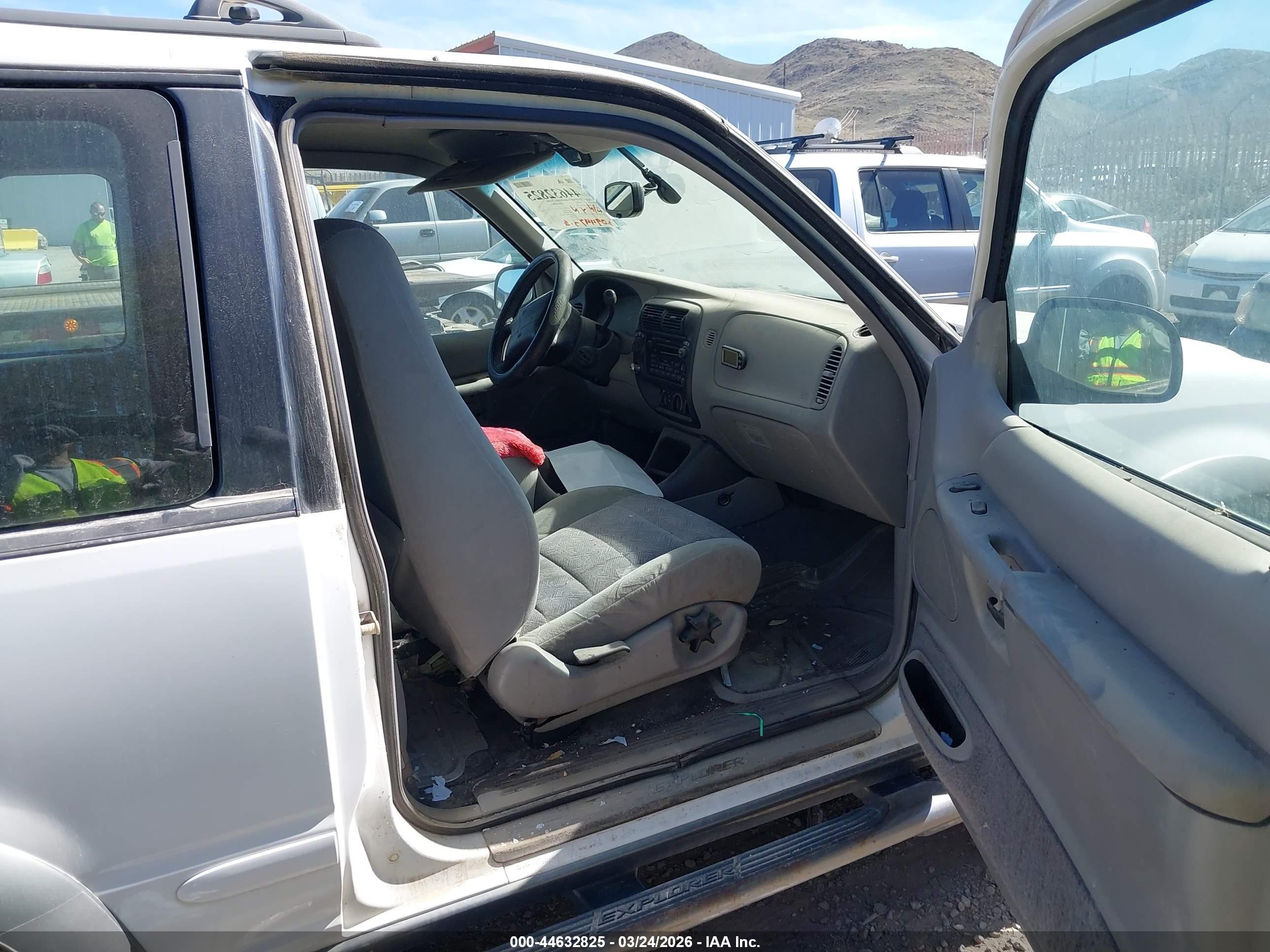 2000 Ford Explorer Sport White vin: 1FMYU70E4YUA72038