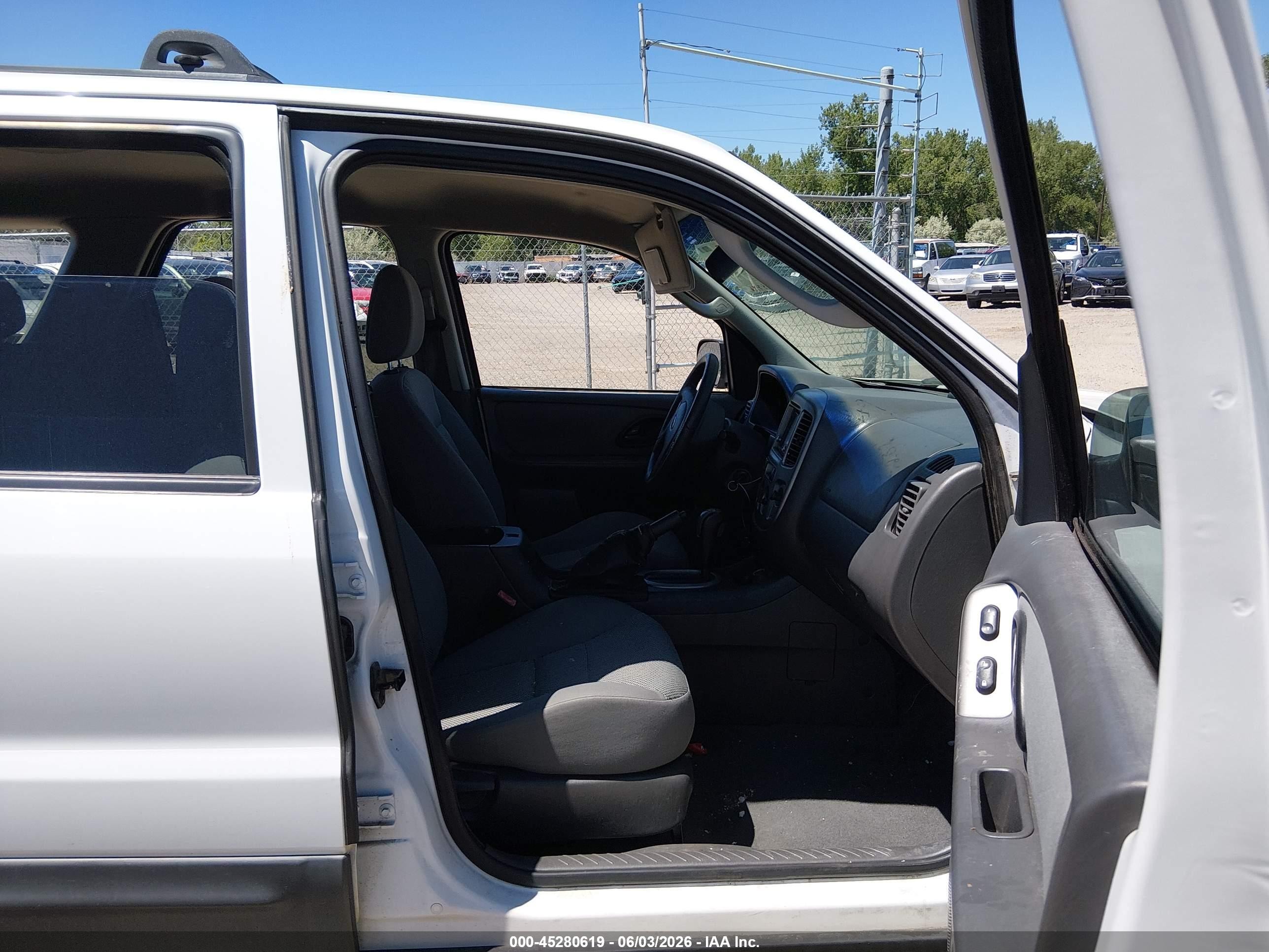 2005 Ford Escape Xlt White vin: 1FMYU93105KA20157