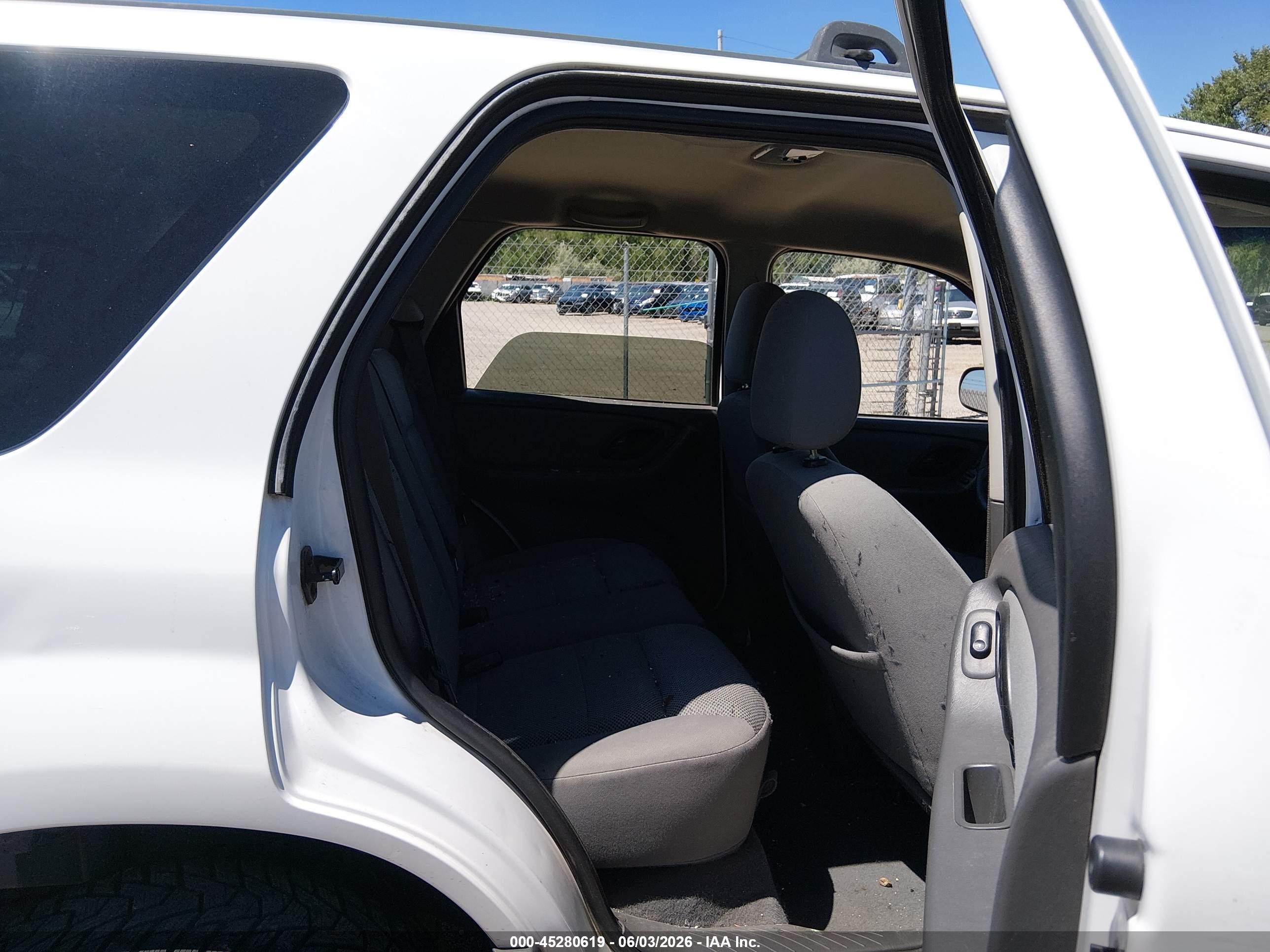 2005 Ford Escape Xlt White vin: 1FMYU93105KA20157