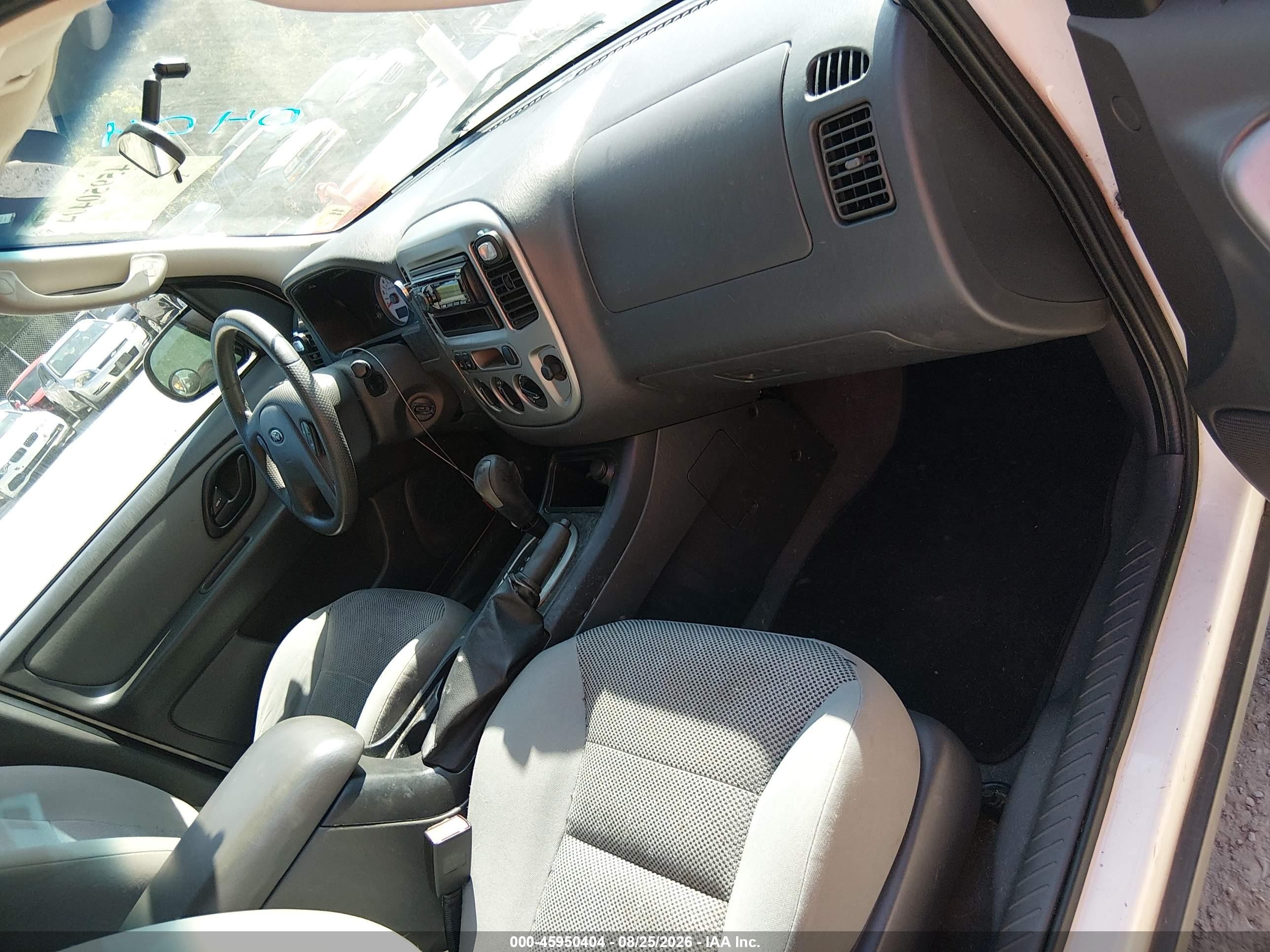 2005 Ford Escape Xlt White vin: 1FMYU93115KA78701