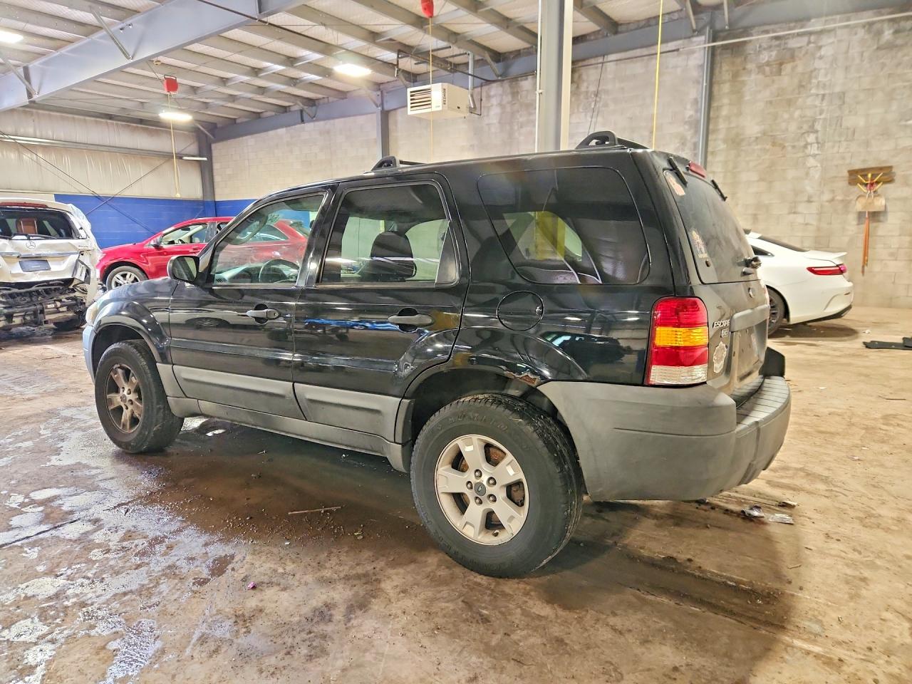 2005 Ford Escape Xlt Черный vin: 1FMYU93115KB75641