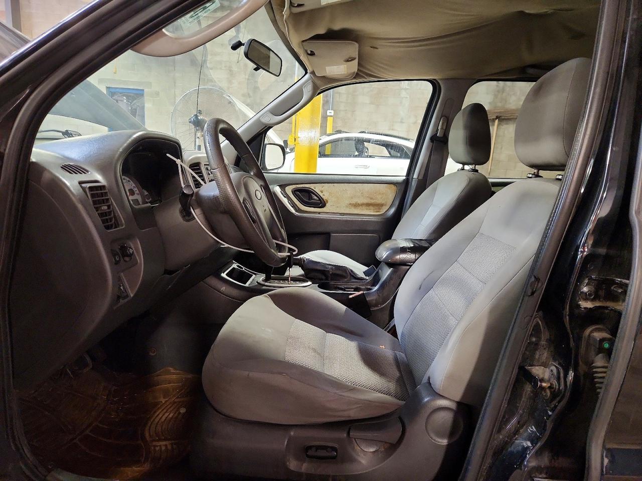 2005 Ford Escape Xlt Черный vin: 1FMYU93115KB75641