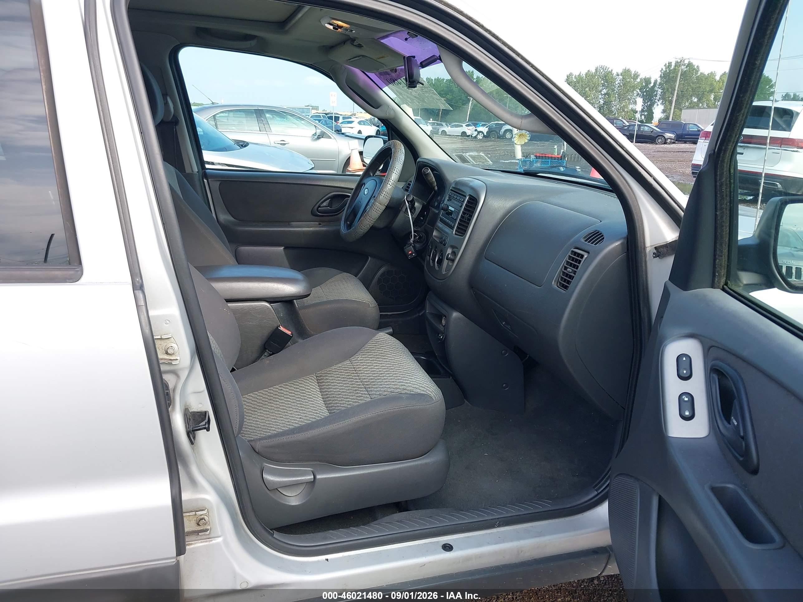 2004 Ford Escape Xlt Silver vin: 1FMYU93134KA37050