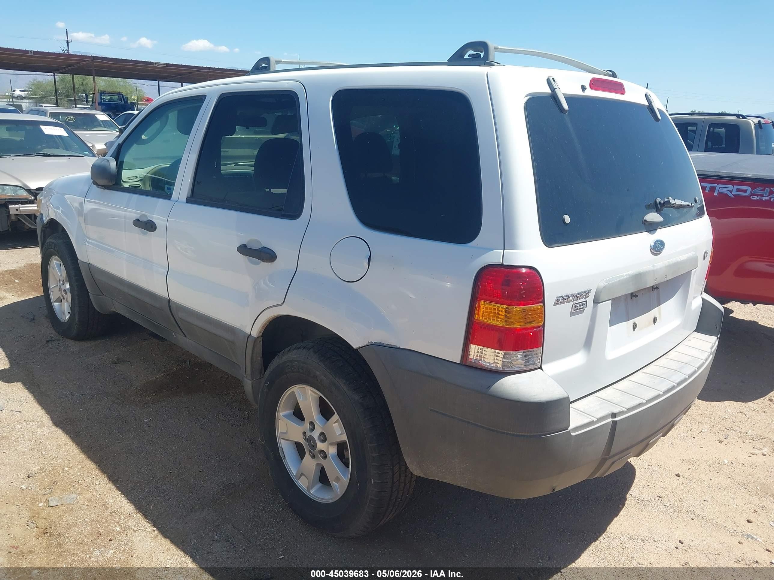 2005 Ford Escape Xlt White vin: 1FMYU93145KC43818