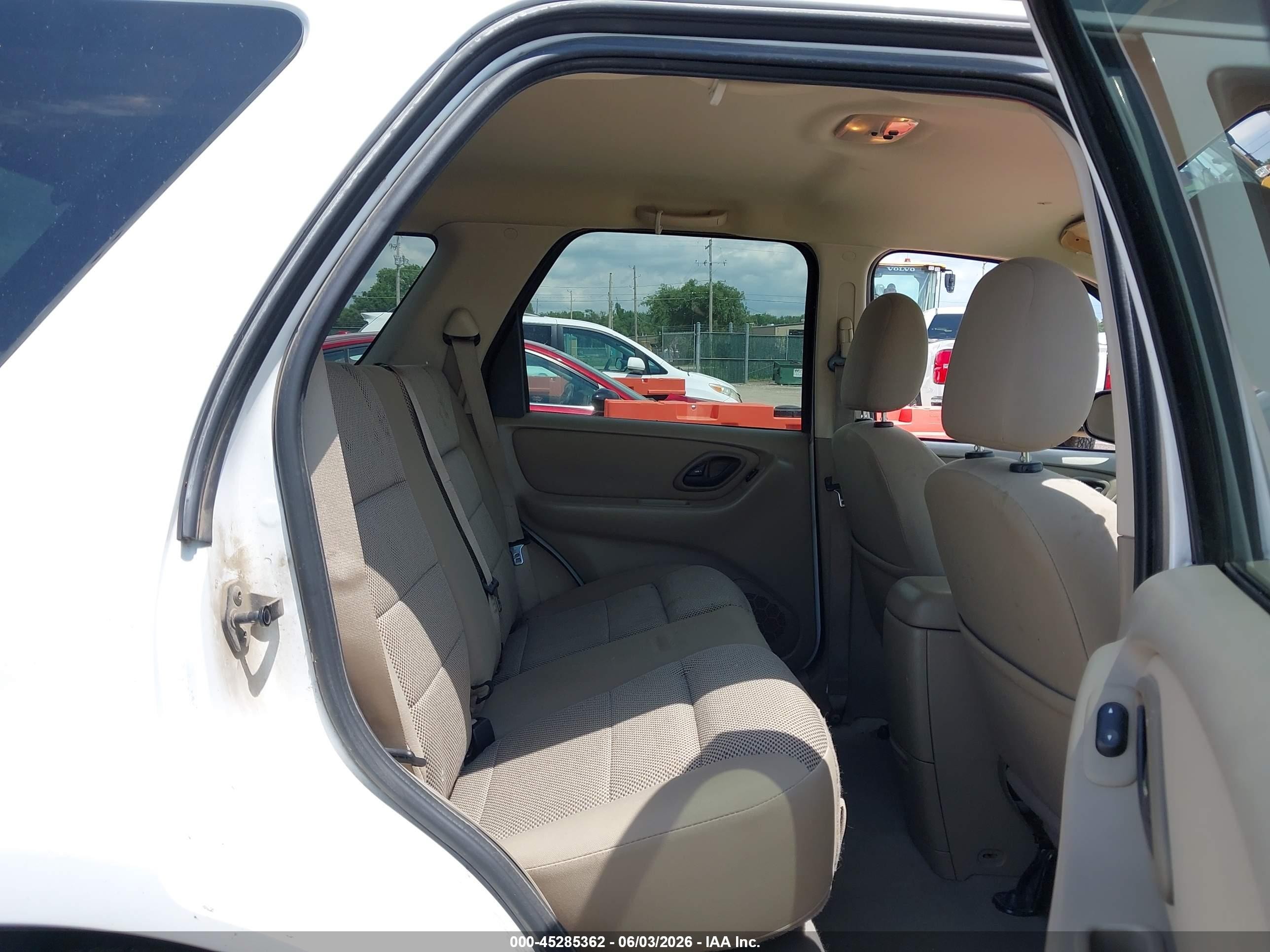 2005 Ford Escape Xlt White vin: 1FMYU93155DA22619