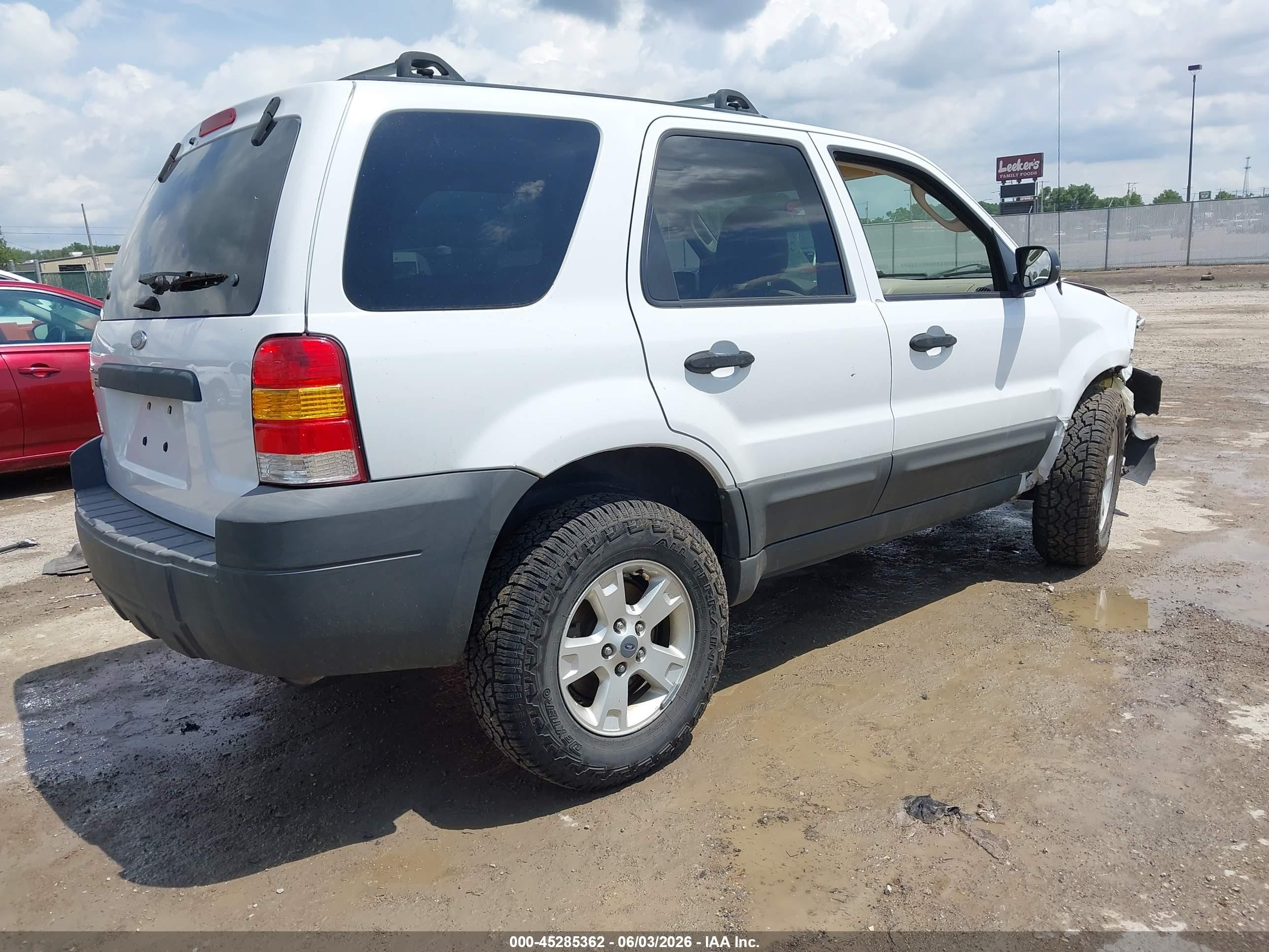 2005 Ford Escape Xlt White vin: 1FMYU93155DA22619