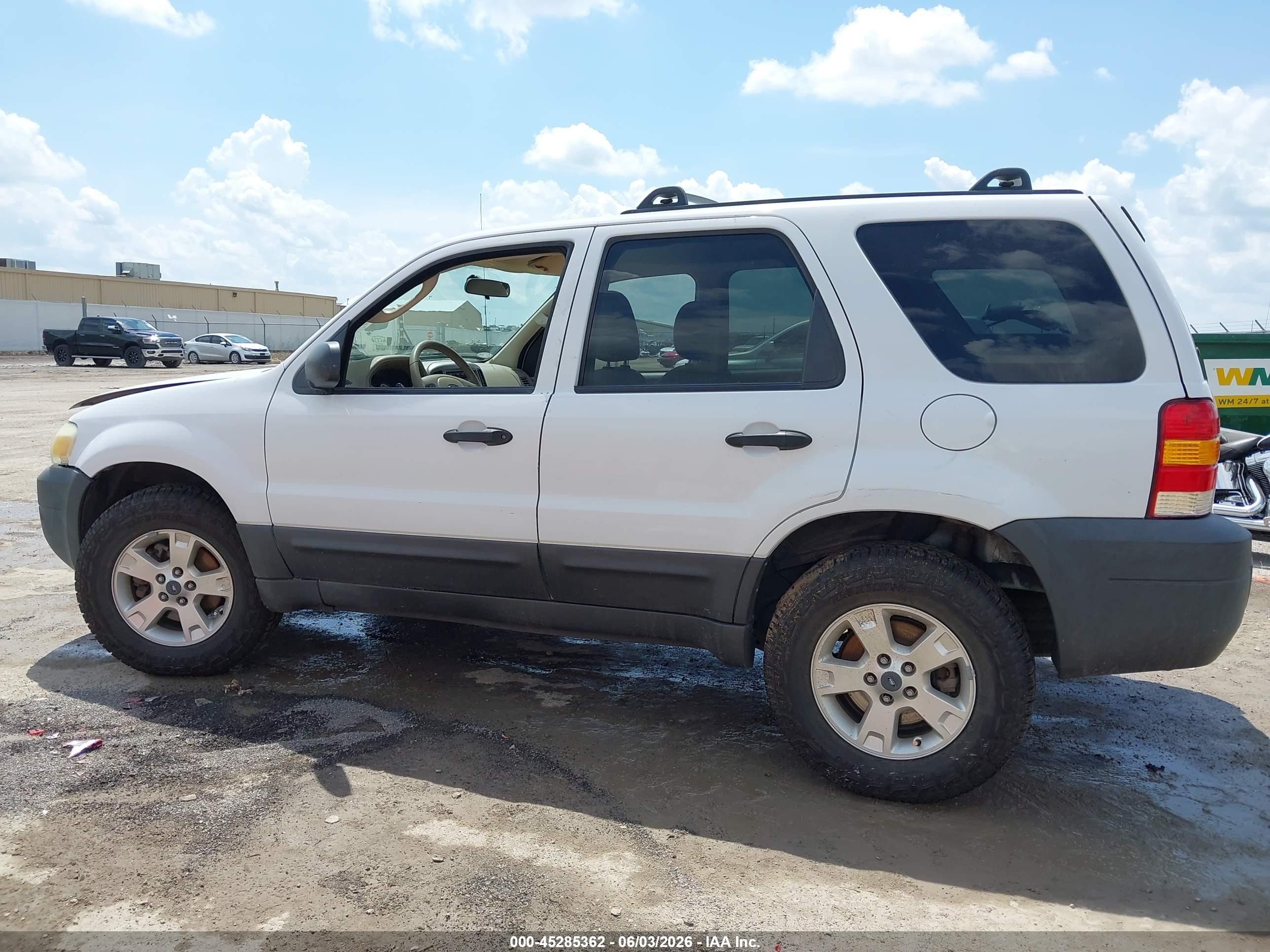 2005 Ford Escape Xlt White vin: 1FMYU93155DA22619
