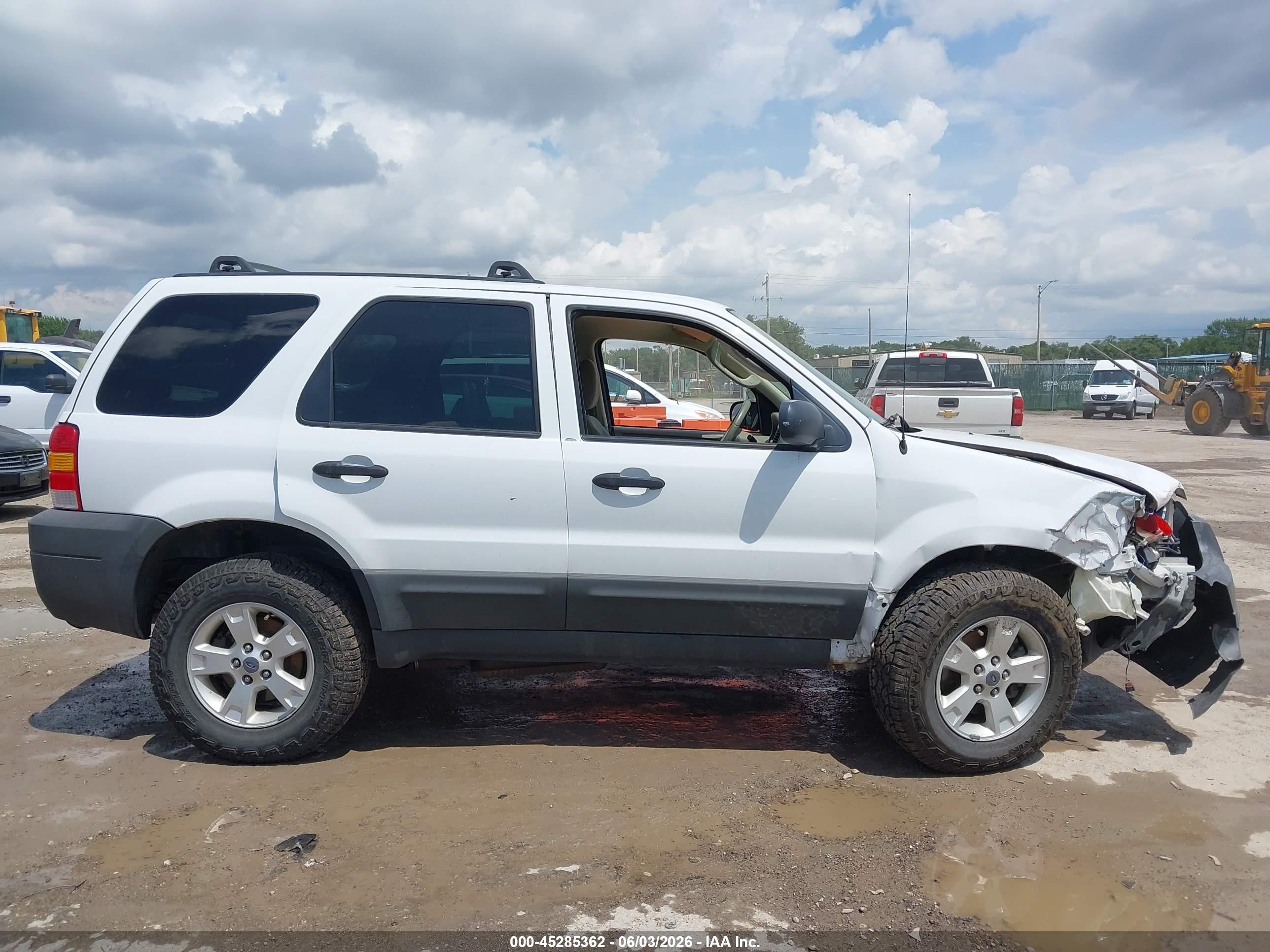 2005 Ford Escape Xlt White vin: 1FMYU93155DA22619