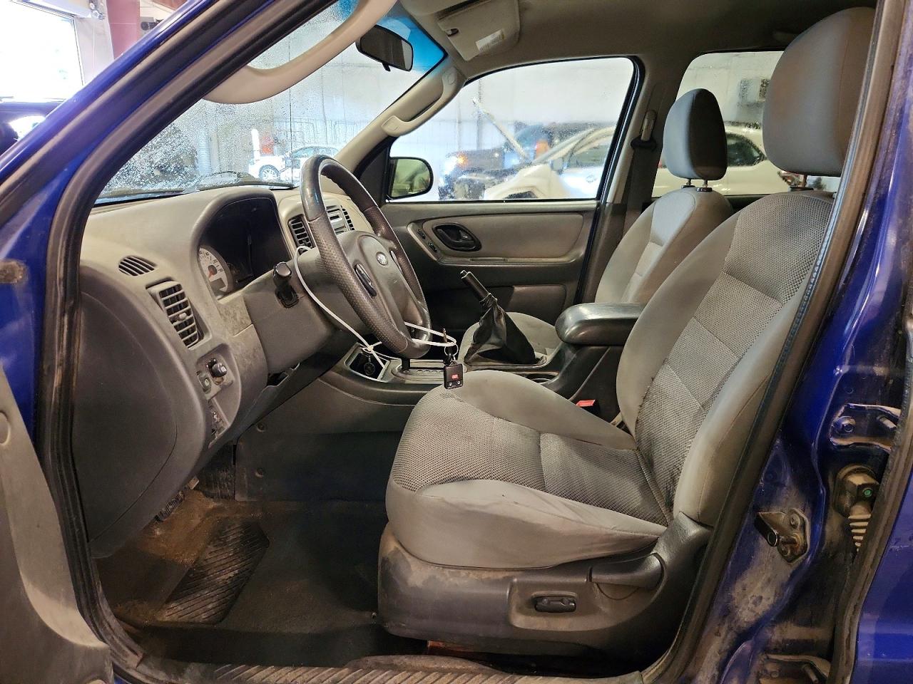 2005 Ford Escape Blue vin: 1FMYU93155KA60525