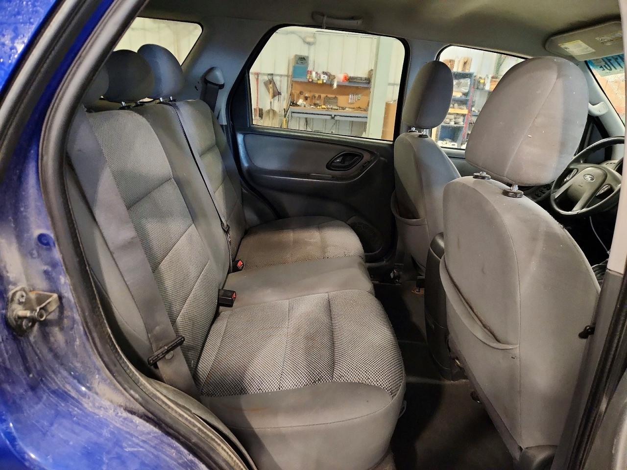 2005 Ford Escape Blue vin: 1FMYU93155KA60525