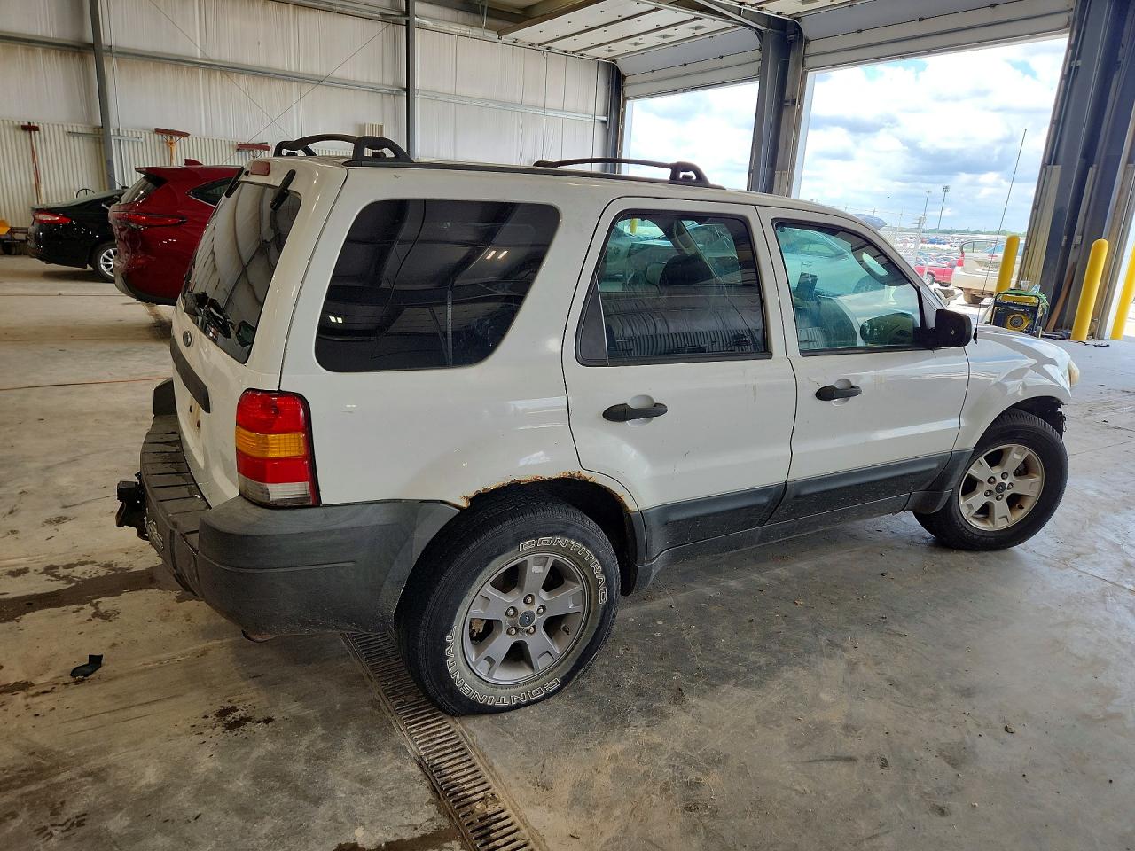 2005 Ford Escape Xlt White vin: 1FMYU93195KA70507
