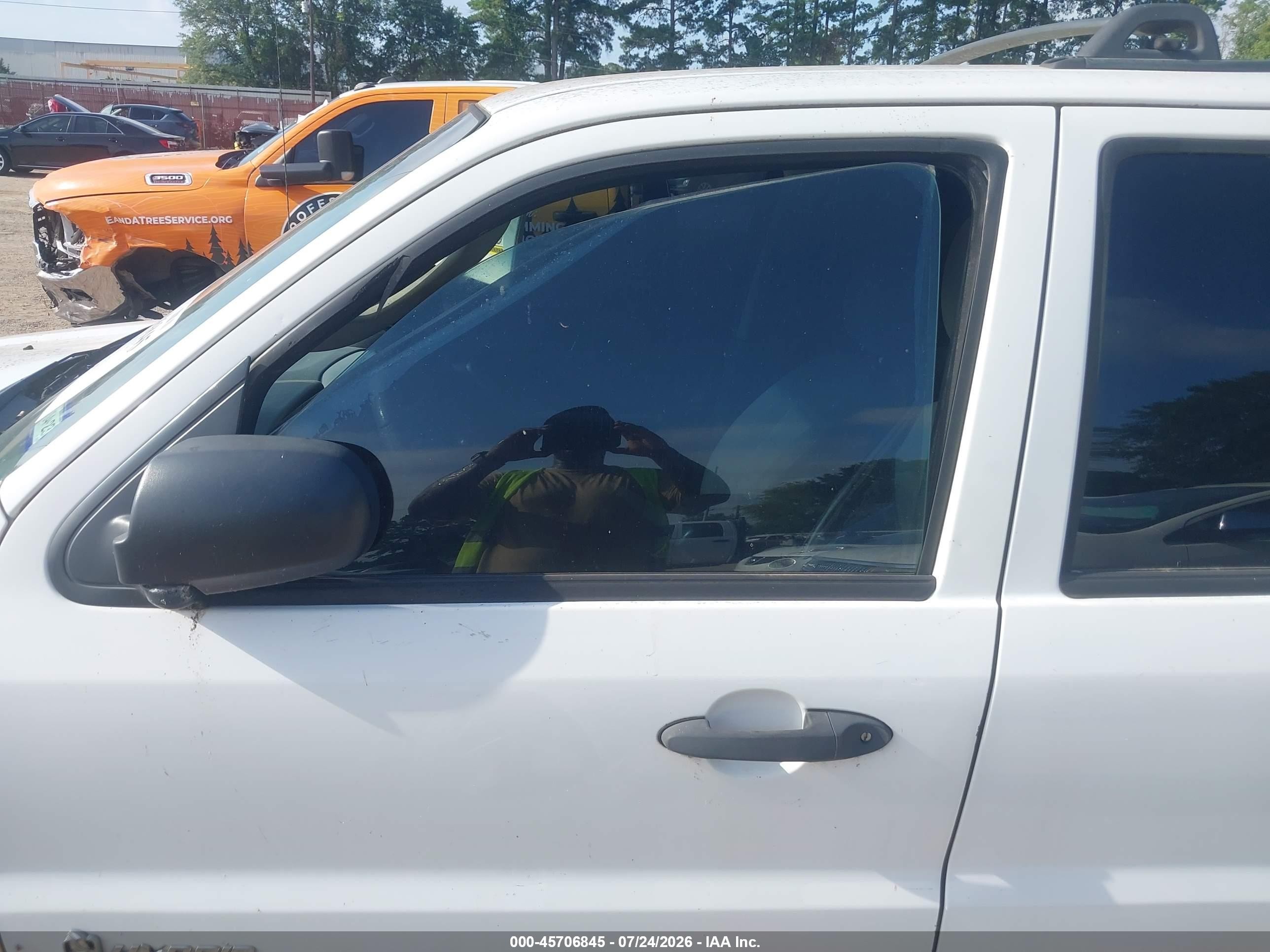 2006 Ford Escape Hybrid   White vin: 1FMYU95H06KC73538