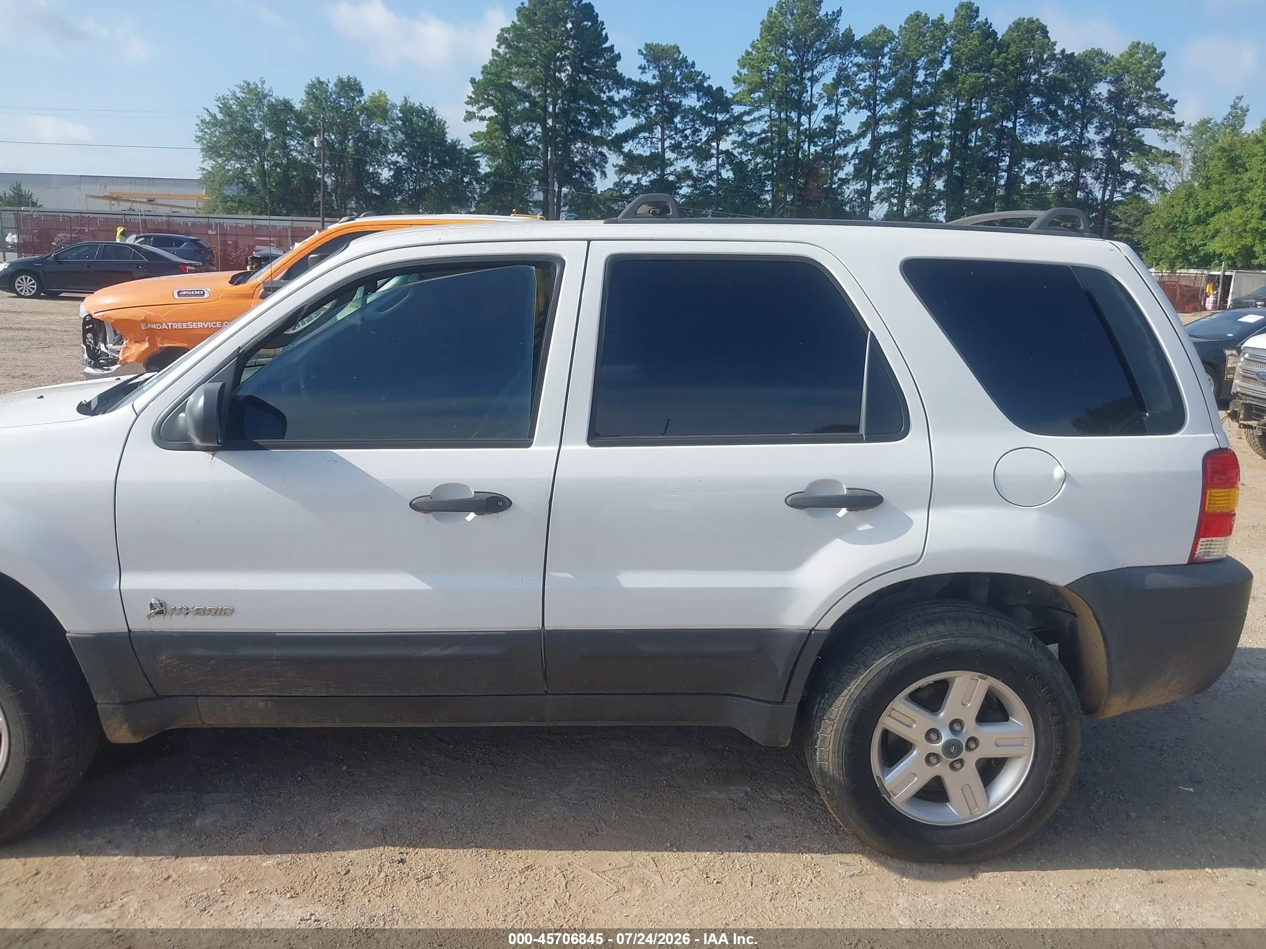 2006 Ford Escape Hybrid   White vin: 1FMYU95H06KC73538