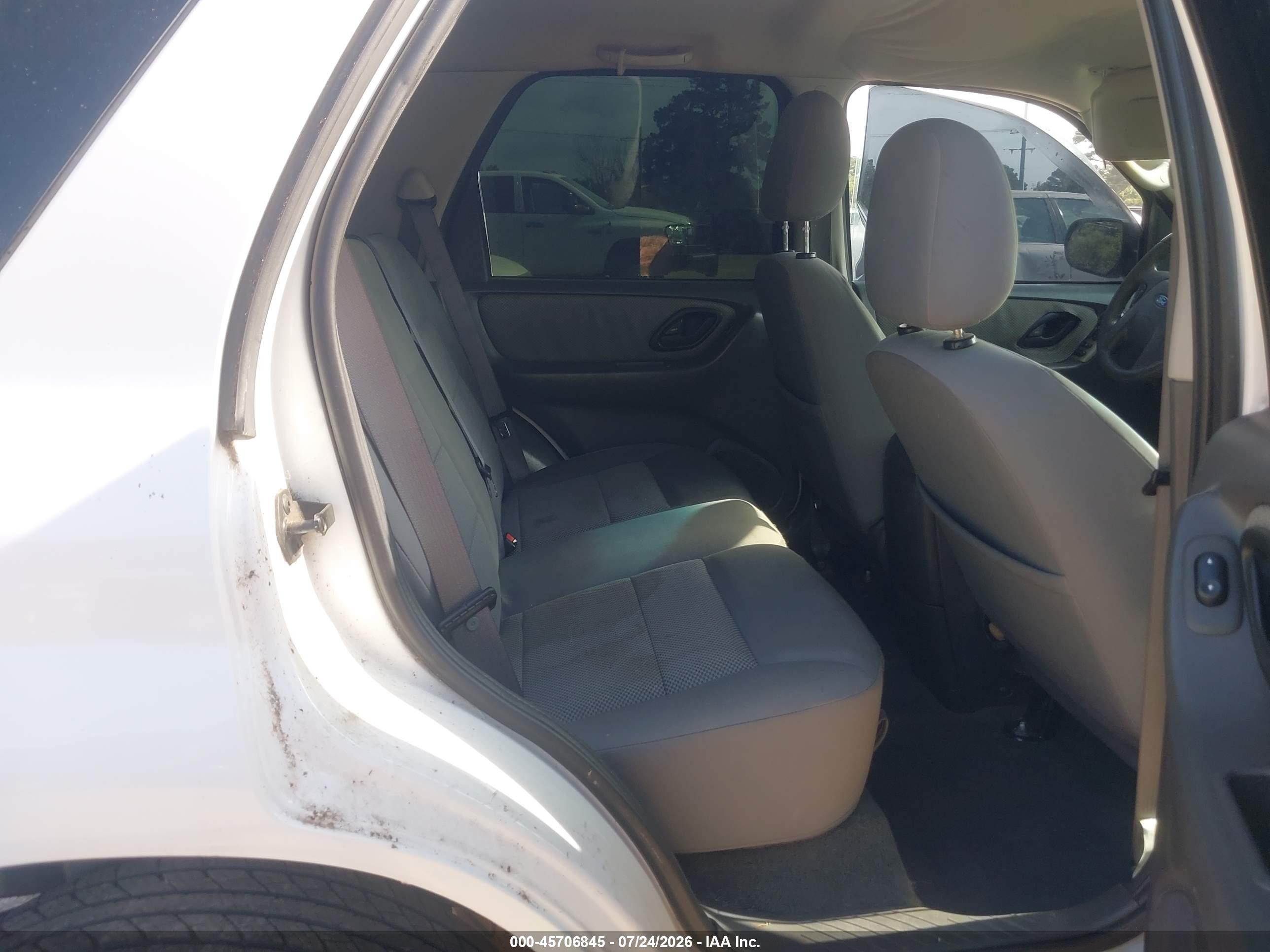 2006 Ford Escape Hybrid   White vin: 1FMYU95H06KC73538