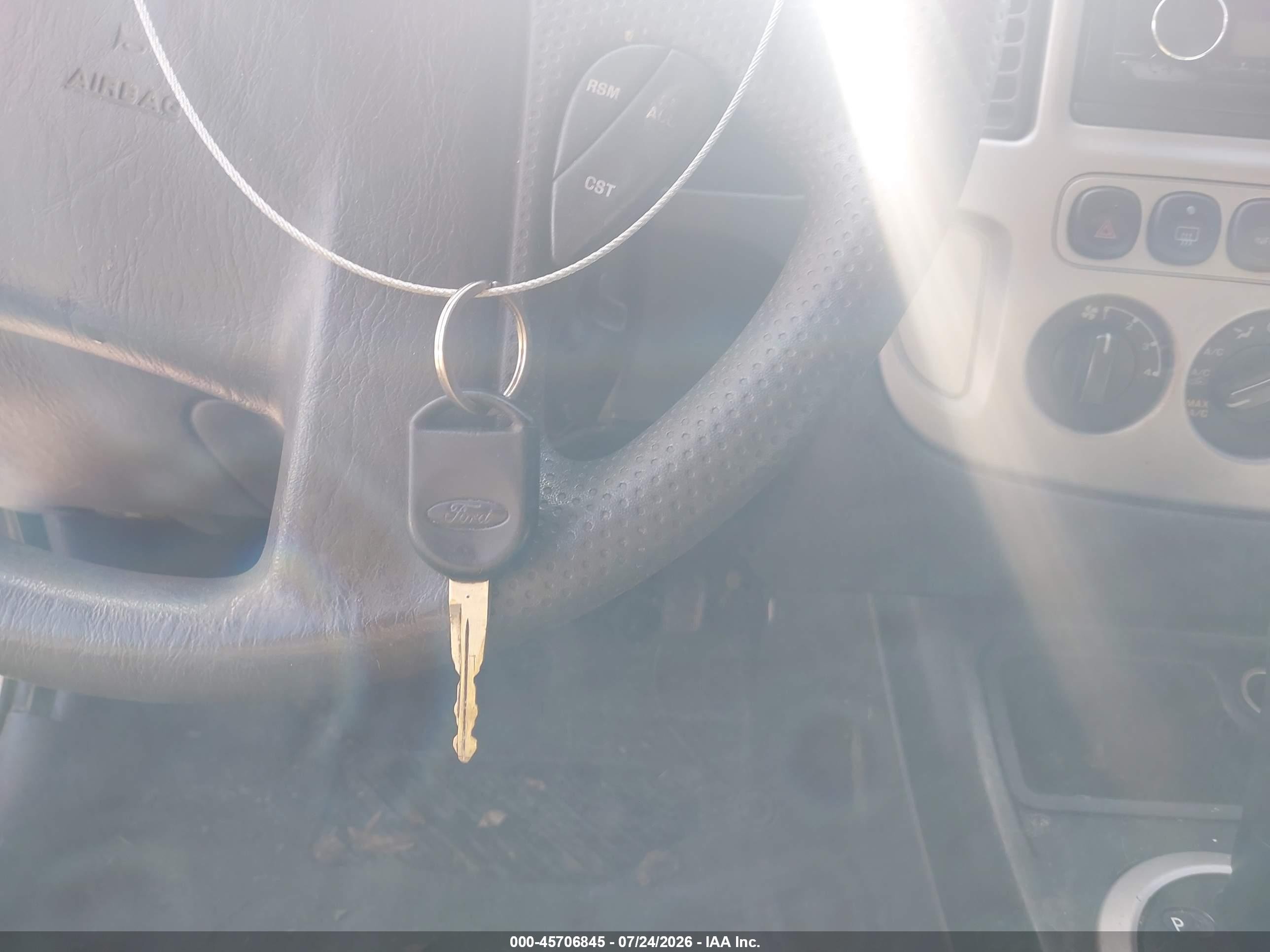 2006 Ford Escape Hybrid   White vin: 1FMYU95H06KC73538