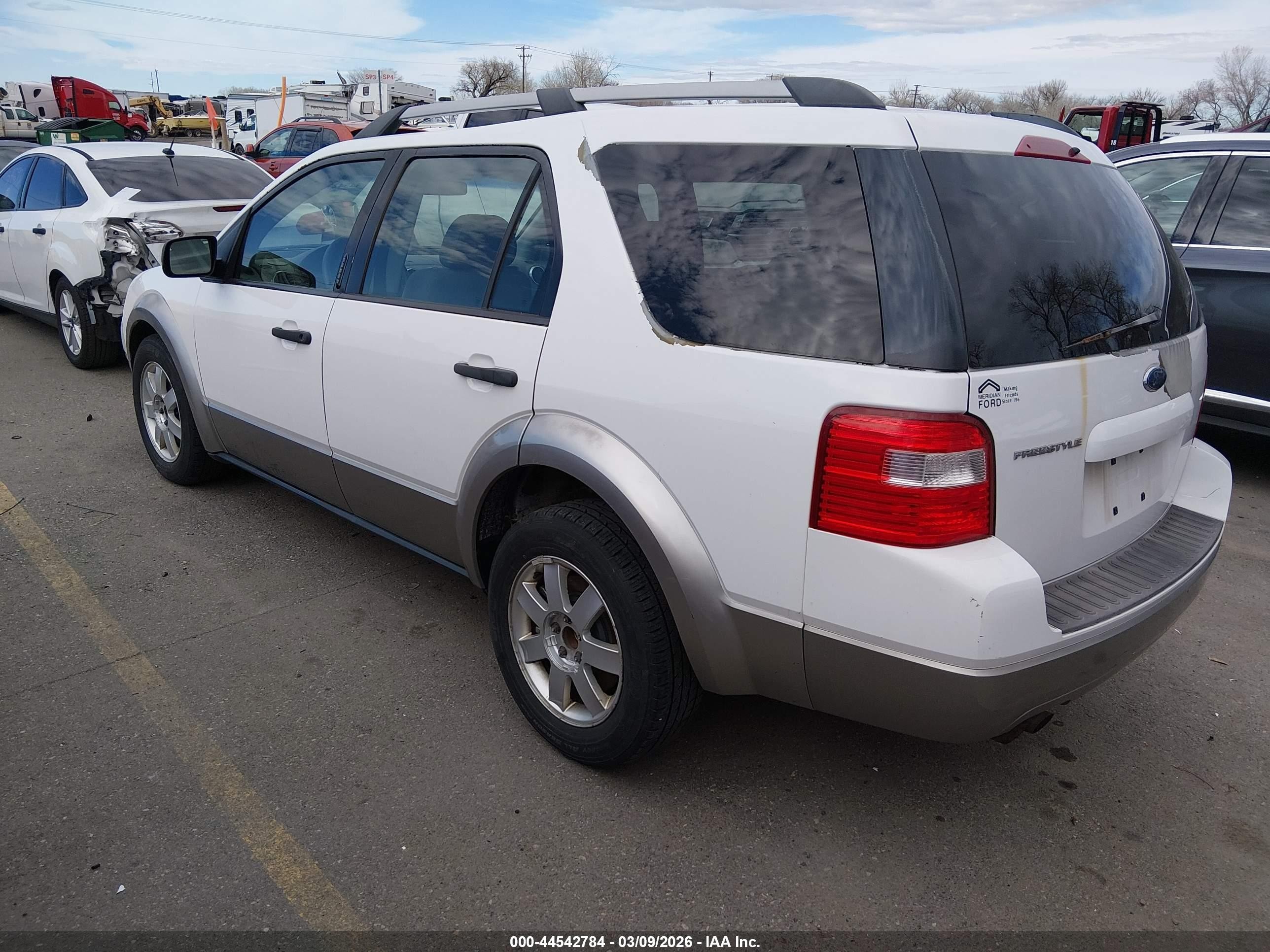 2005 Ford Freestyle Se White vin: 1FMZK01155GA74064