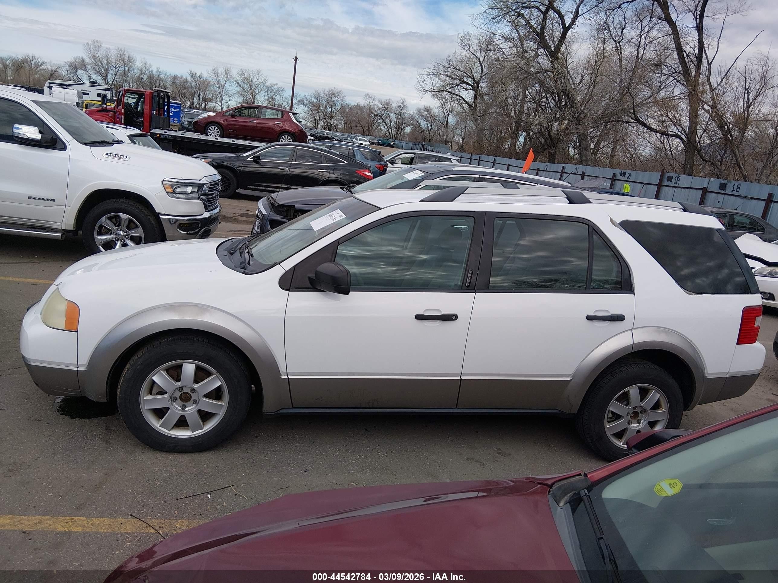 2005 Ford Freestyle Se White vin: 1FMZK01155GA74064