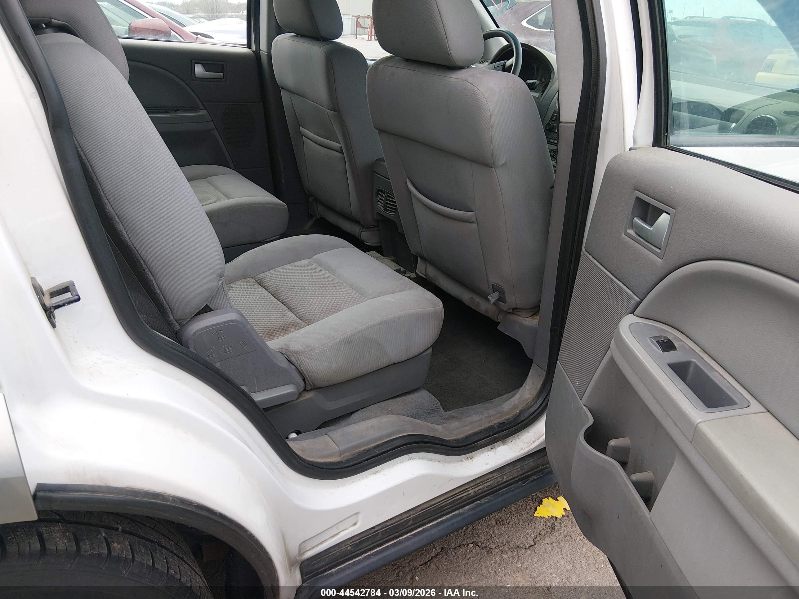 2005 Ford Freestyle Se White vin: 1FMZK01155GA74064
