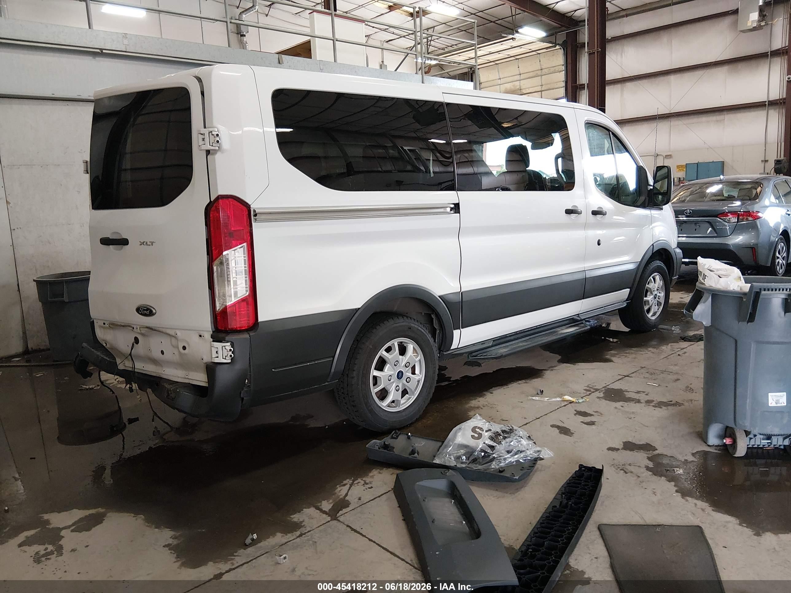 2015 Ford Transit-150 Xlt White vin: 1FMZK1YMXFKB16409