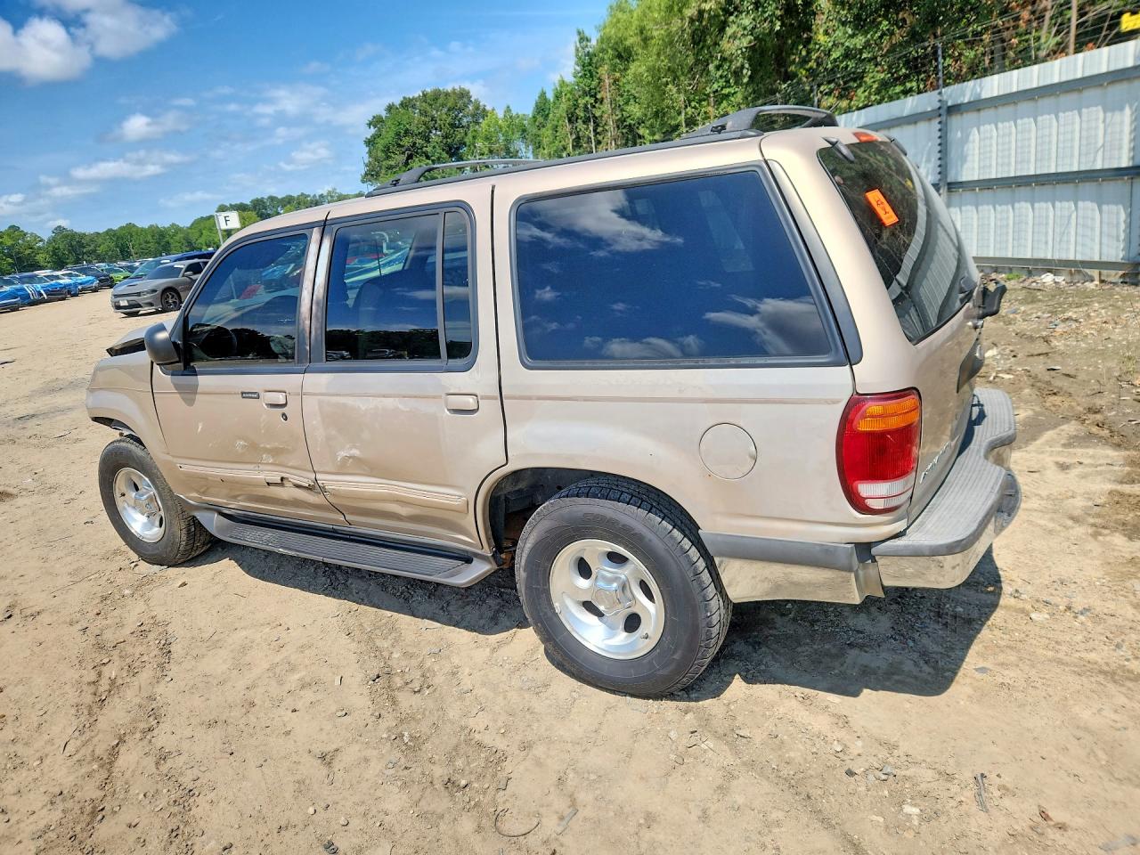 1998 Ford Explorer Tan vin: 1FMZU32E1WZA87770