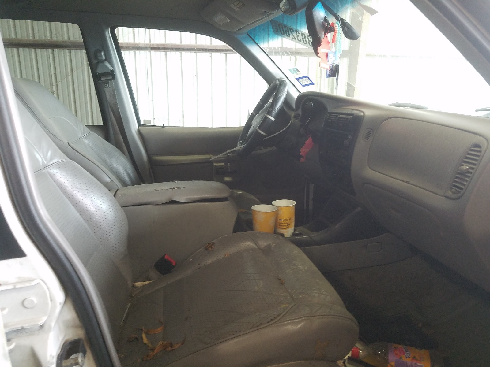 1998 Ford Explorer White vin: 1FMZU32E2WZA28646