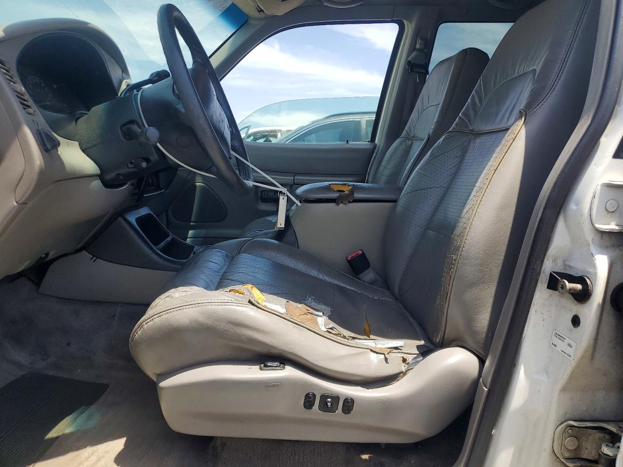 1998 Ford Explorer White vin: 1FMZU32E3WZB66860