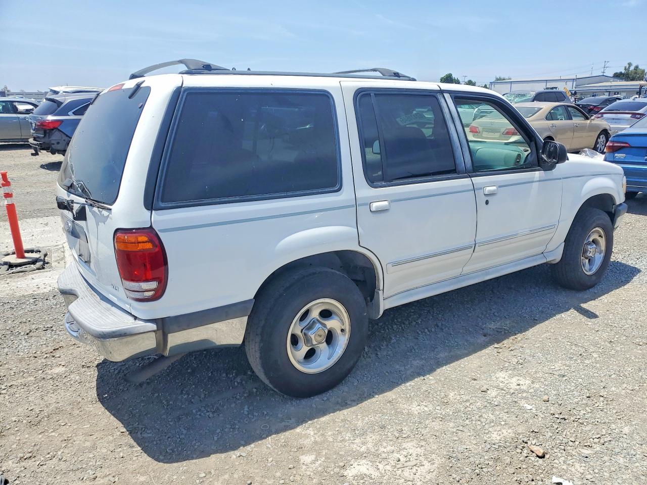 1998 Ford Explorer White vin: 1FMZU32E3WZB66860