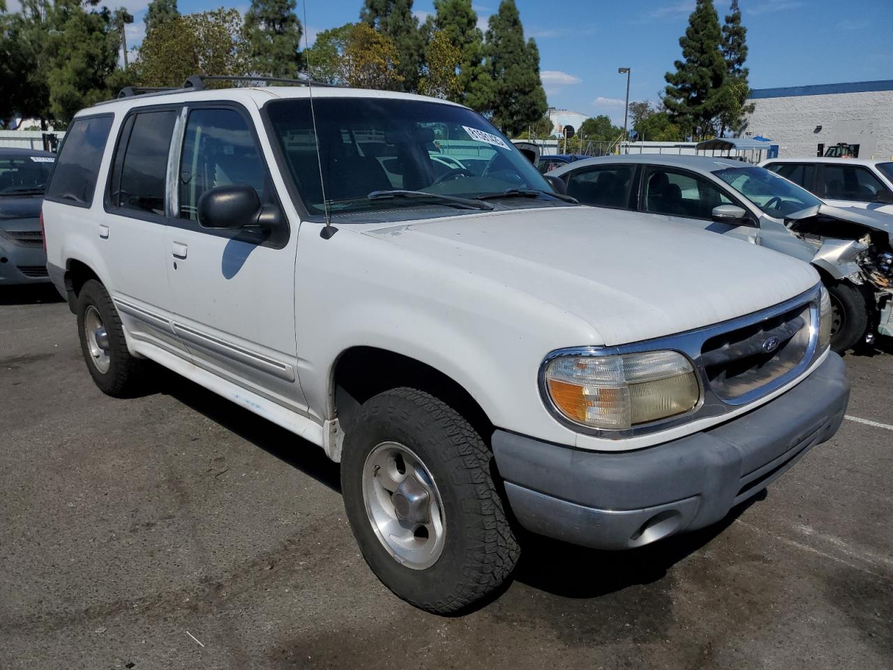 1999 Ford Explorer White vin: 1FMZU32E9XZB36375