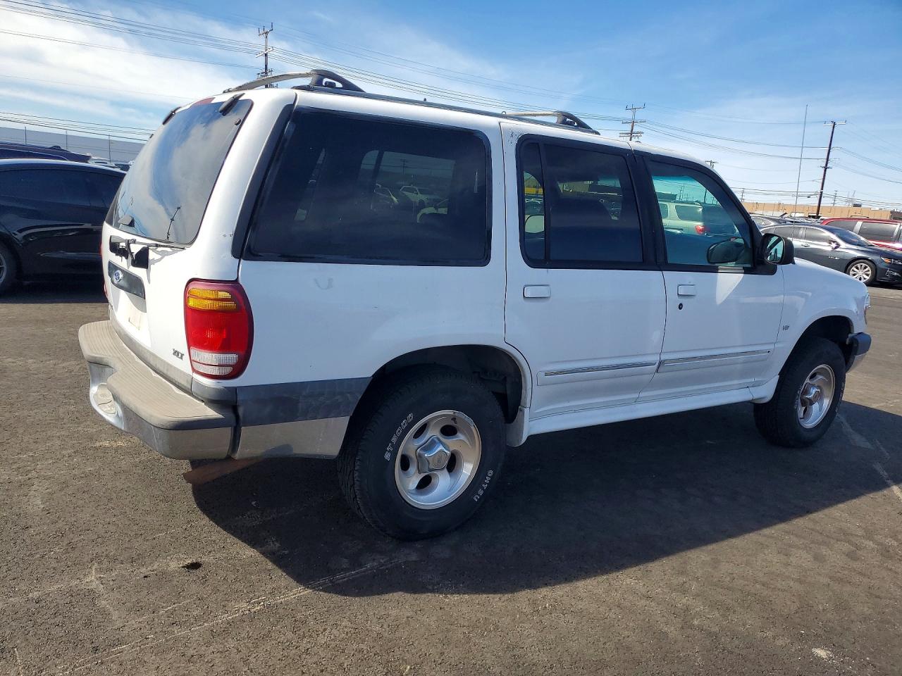 1999 Ford Explorer White vin: 1FMZU32P0XUC89922