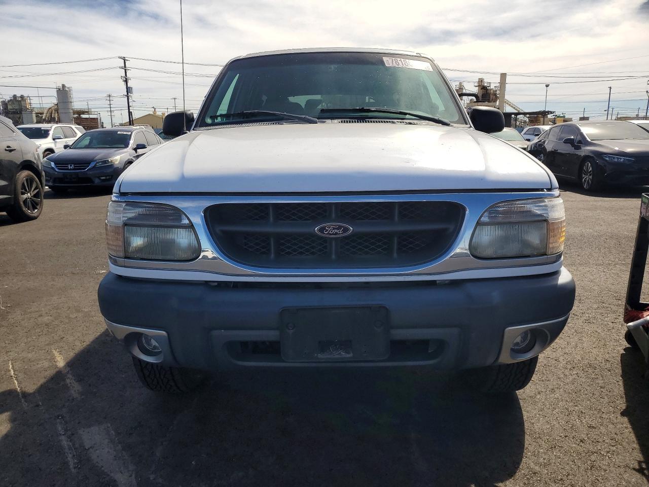 1999 Ford Explorer White vin: 1FMZU32P0XUC89922