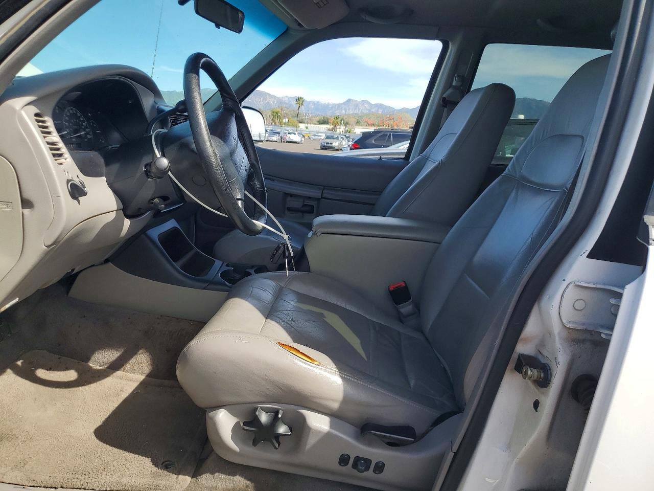 1999 Ford Explorer White vin: 1FMZU32P0XUC89922