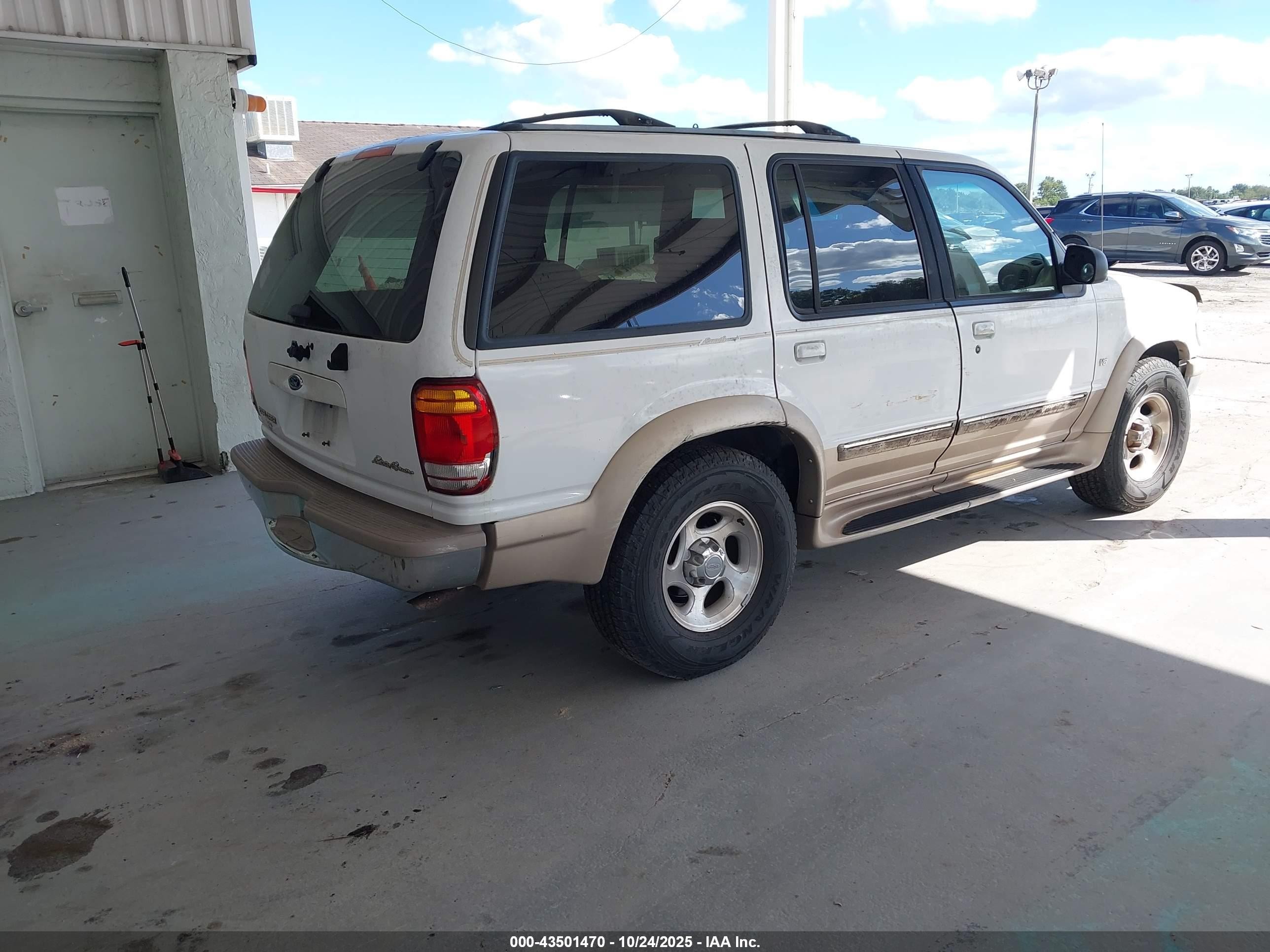 1998 Ford Explorer Eddie Bauer/limited/xlt White vin: 1FMZU32P1WUD32582