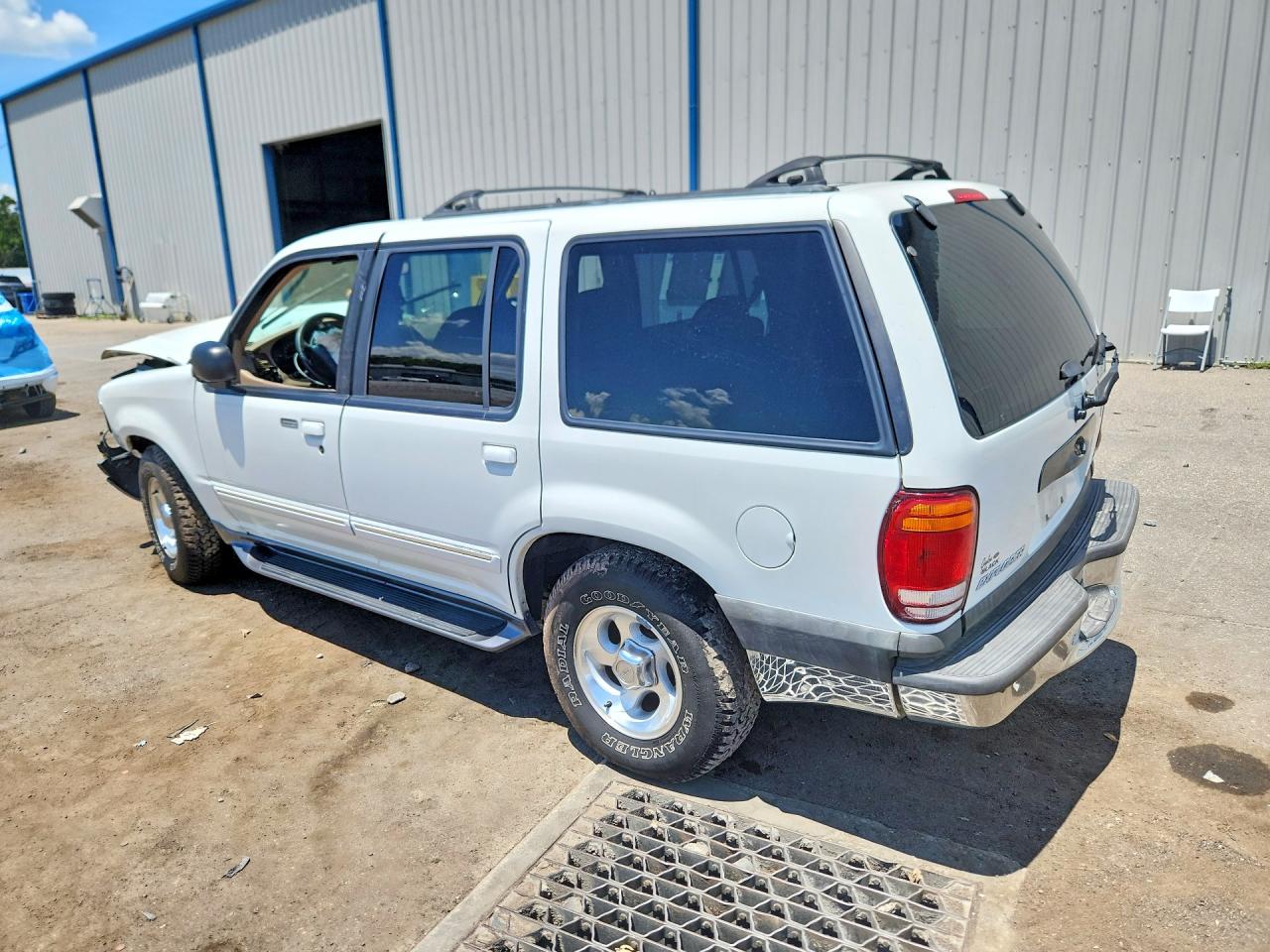 1999 Ford Explorer White vin: 1FMZU32X2XZB37871