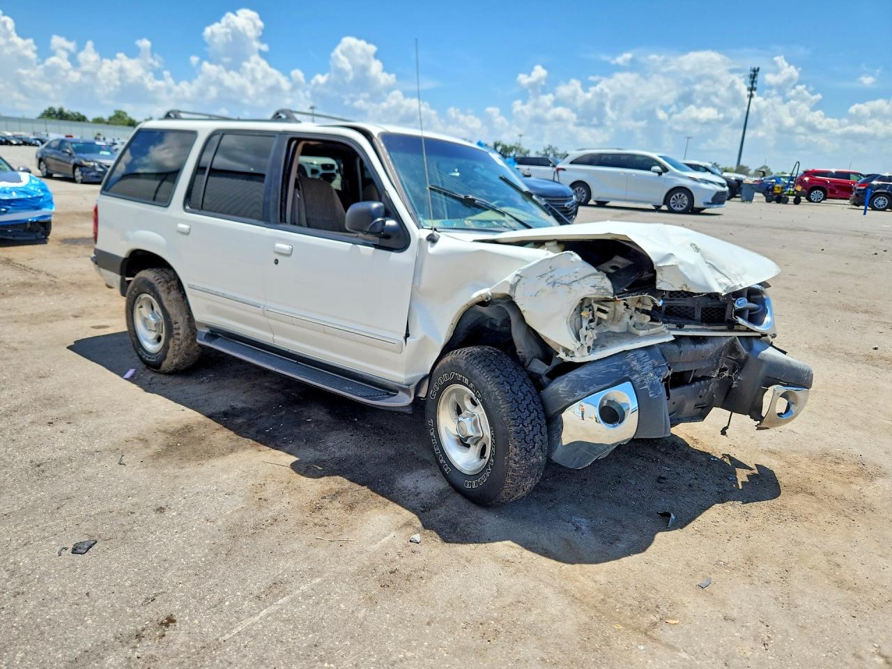 1999 Ford Explorer White vin: 1FMZU32X2XZB37871